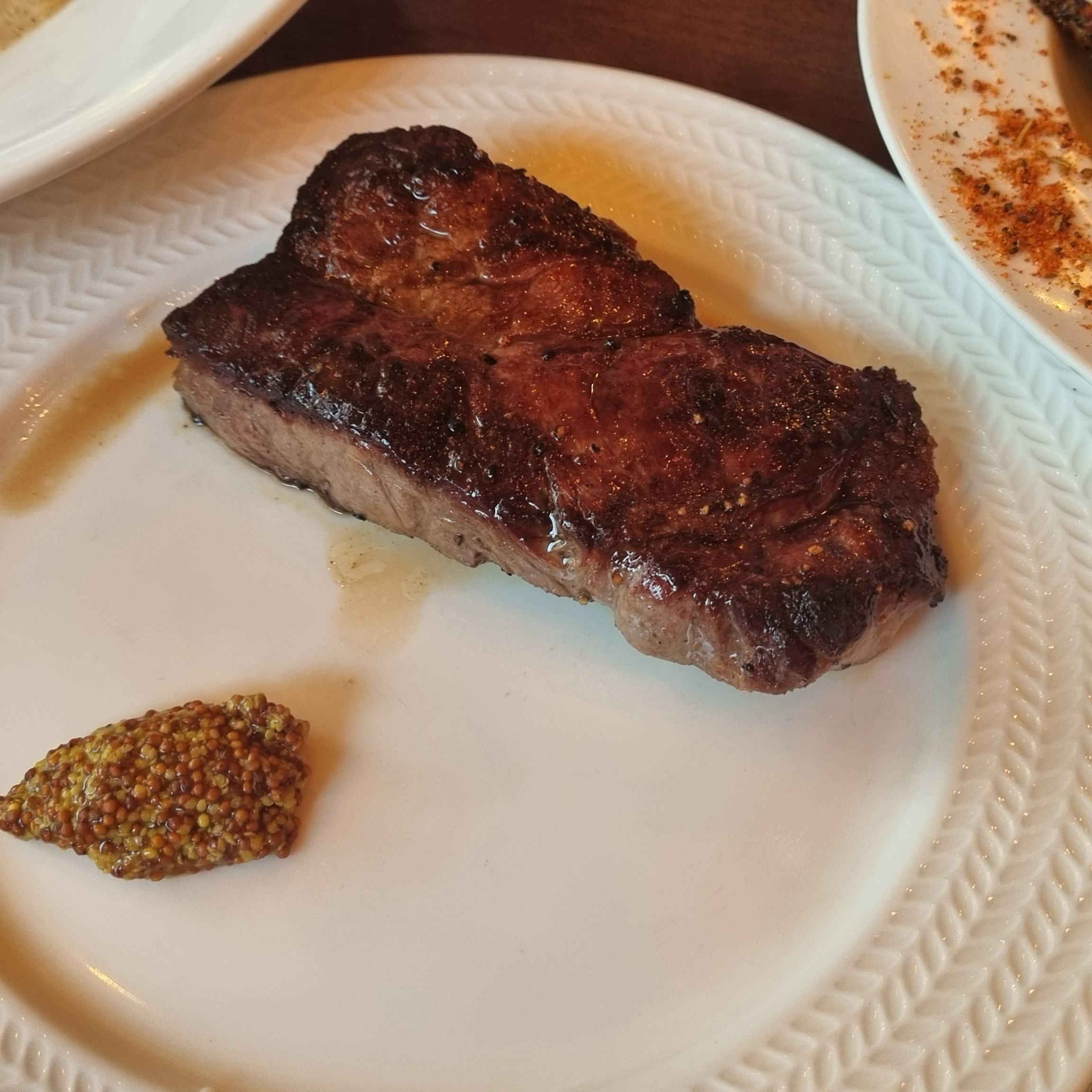확실히 분위기도 좋고 음식도 고급스럽게 나오며 맛도 무난무난해서 모임장소로 딱 좋습니다.