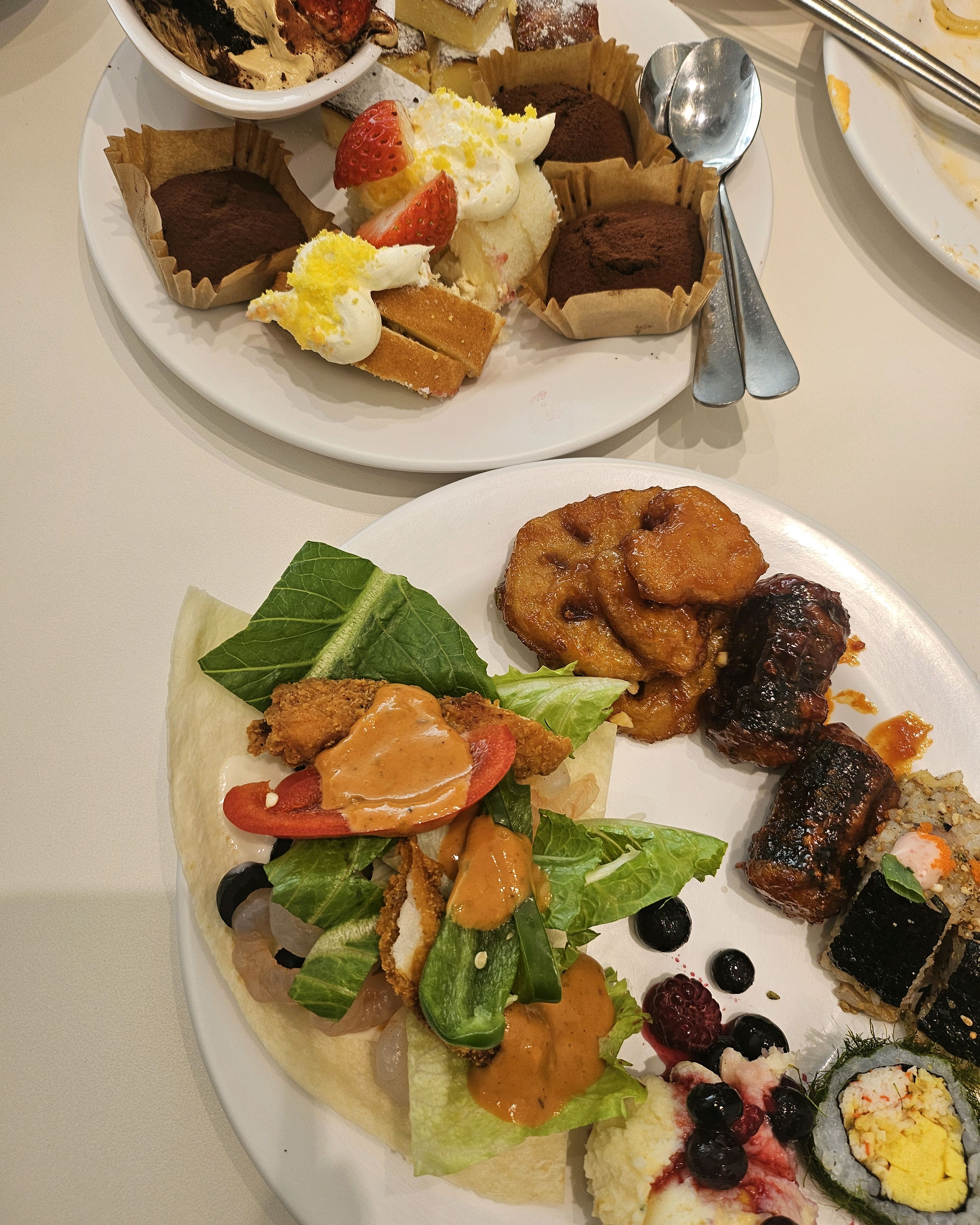 이번시즌딸기라서 가족들과왔어요~~ 런치로이용했고 메뉴도다양하고 너무 맛있게 배부르게 잘먹