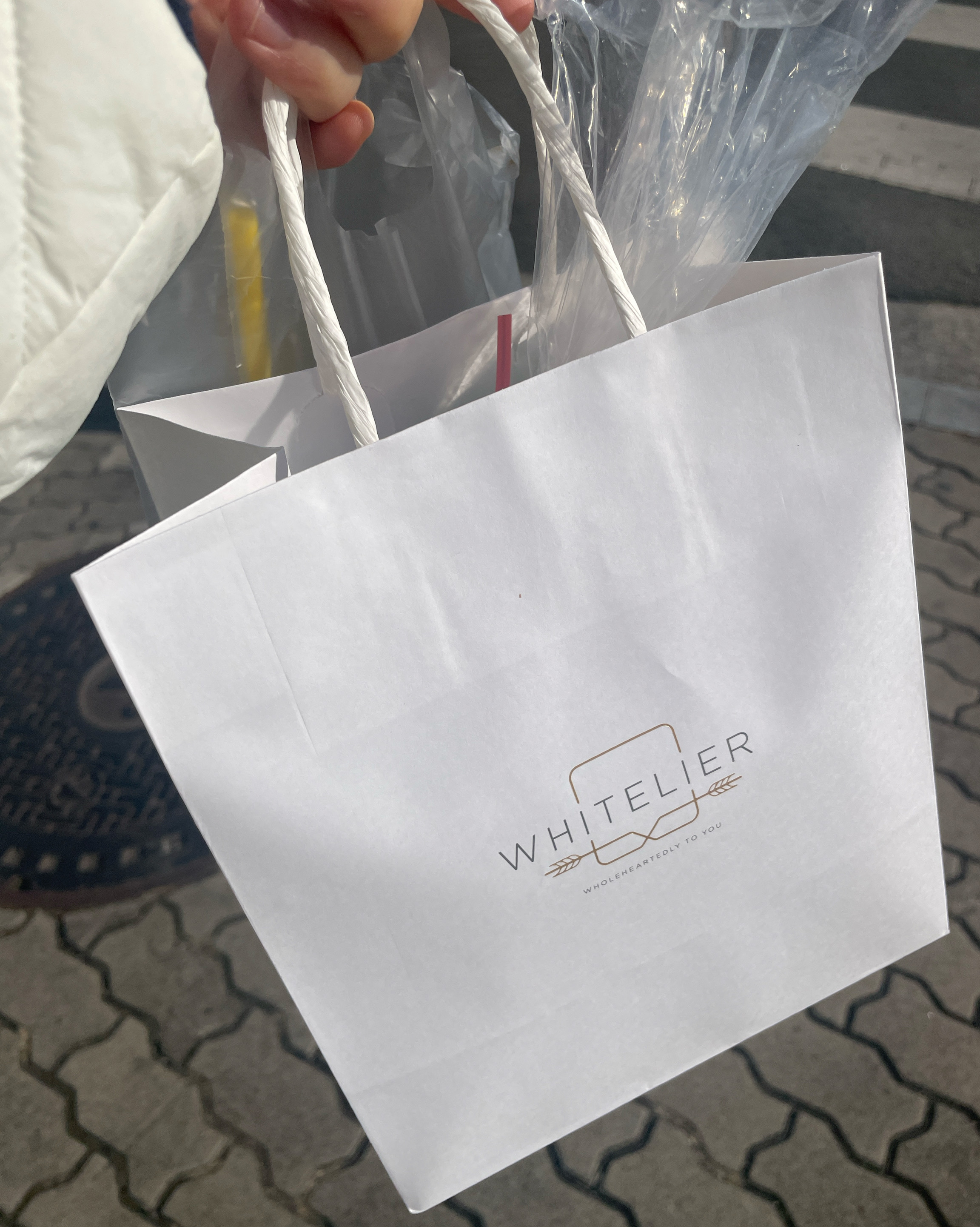 상가주차장을 사용할수 있어서 편해요! 빵이 너무맛있어서 일부러 화이트리에 찾아갔었는데 집근