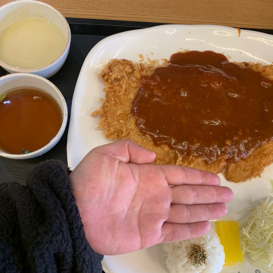 정말 커요~~ 첨가봤는데 ㅎ 놀랐다는 고기두께 작딩하거 바싹하게 잘 튀겨져 있어요~~ 기본