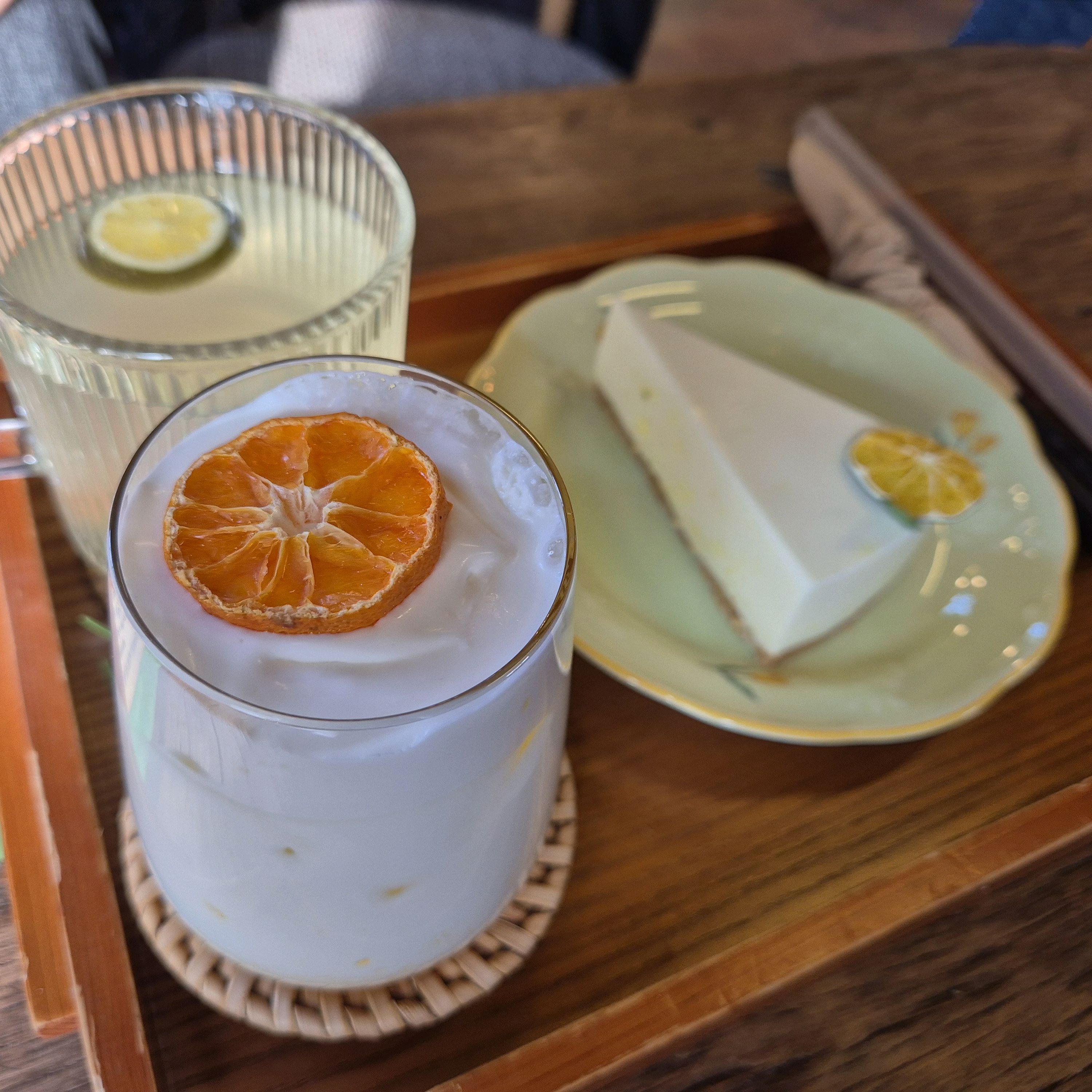 매장 너무 이쁘고 음료가 맛있어요 ㅎㅎ 연인이나 친구와 오기 좋은 곳! - 제주 맛집 카페 귤꽃다락