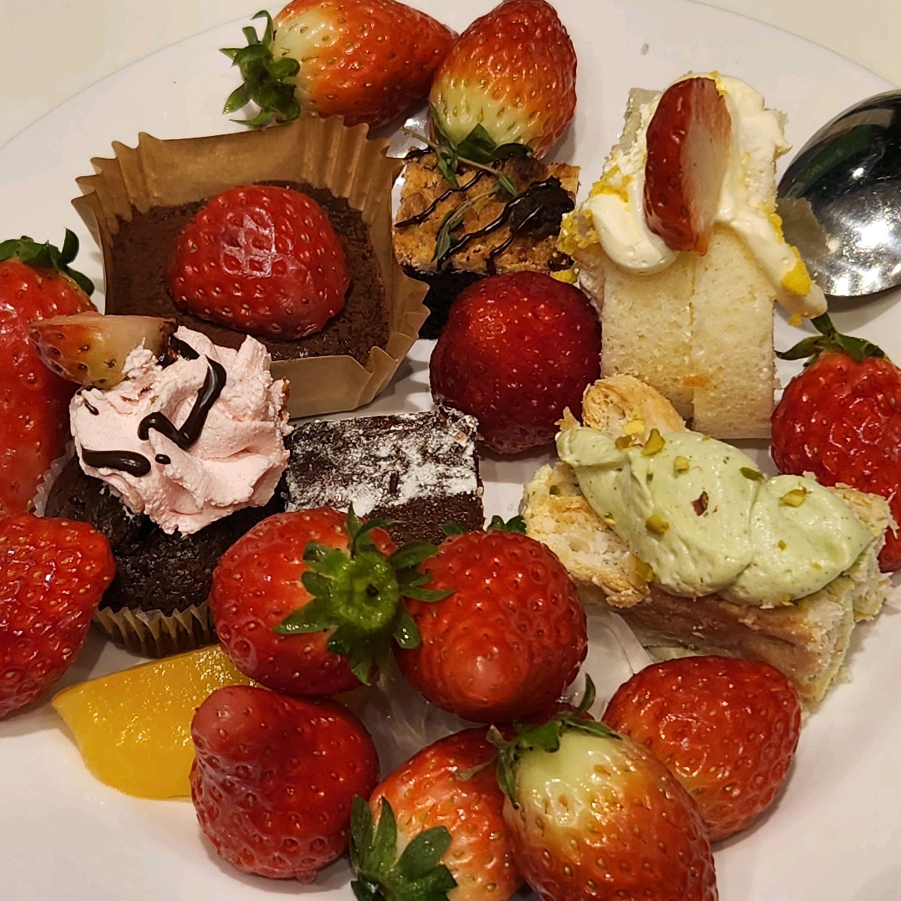 딸기 배터지게 먹고왔어요! 예약하고 가길 잘한것 같아요 - 일산 킨텍스 맛집 애슐리퀸즈 더타운몰 킨텍스점