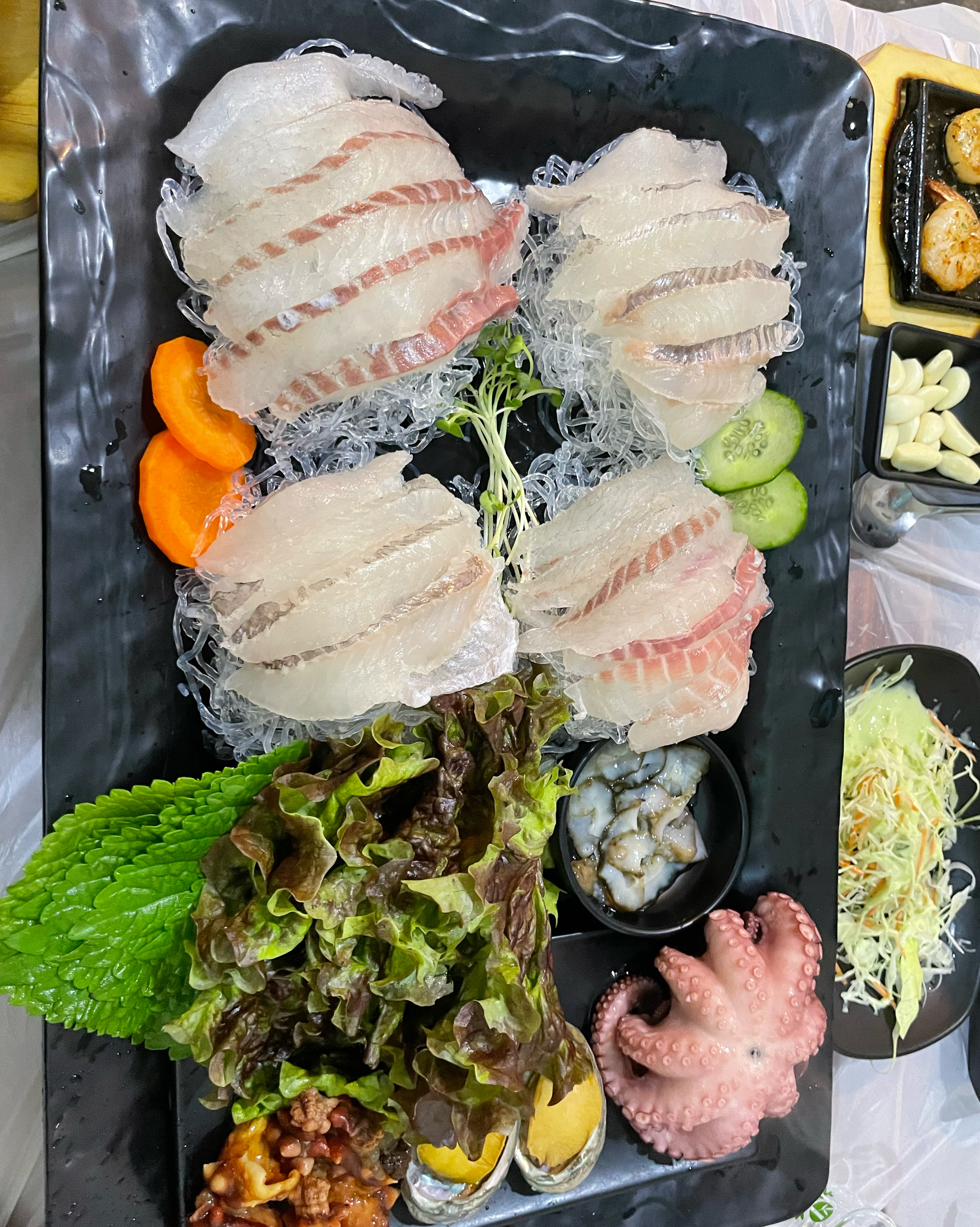 둘이서 중간넘이랑 해물라면 먹었는데 진짜 배찢어질 만큼 먹고 왔어요,,, 회도 너무 신선했