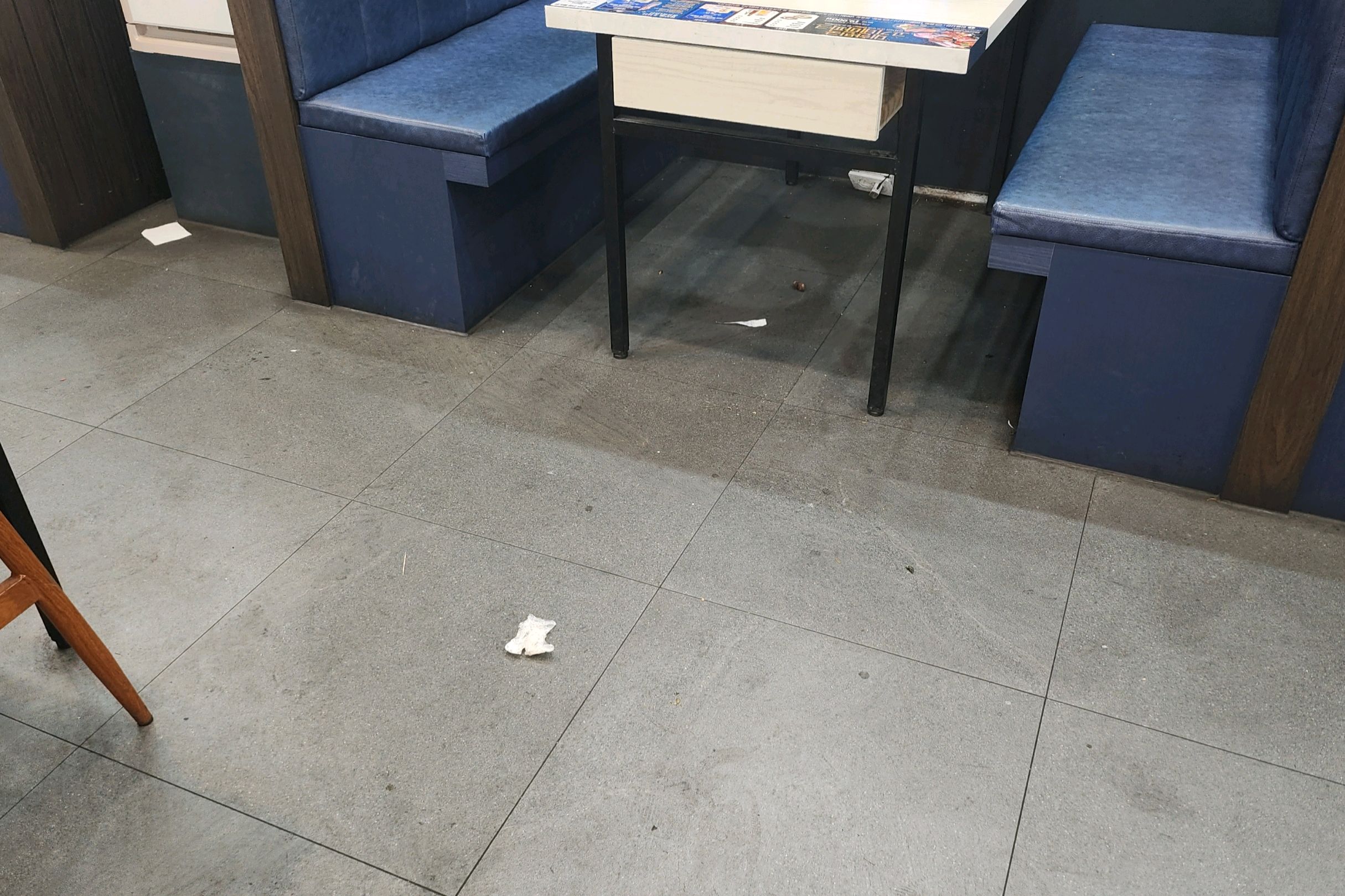 야간이라 문 연 곳이 별로 없어서 그나마 리뷰 좋은 여기로 왔습니다. 근데 들어가자마자 직