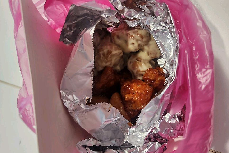 사장님 친절하시고 아침 일찍도 열어서 갓만든 닭강정 먹었네요 식어도 맛있어요 양념이랑 치즈