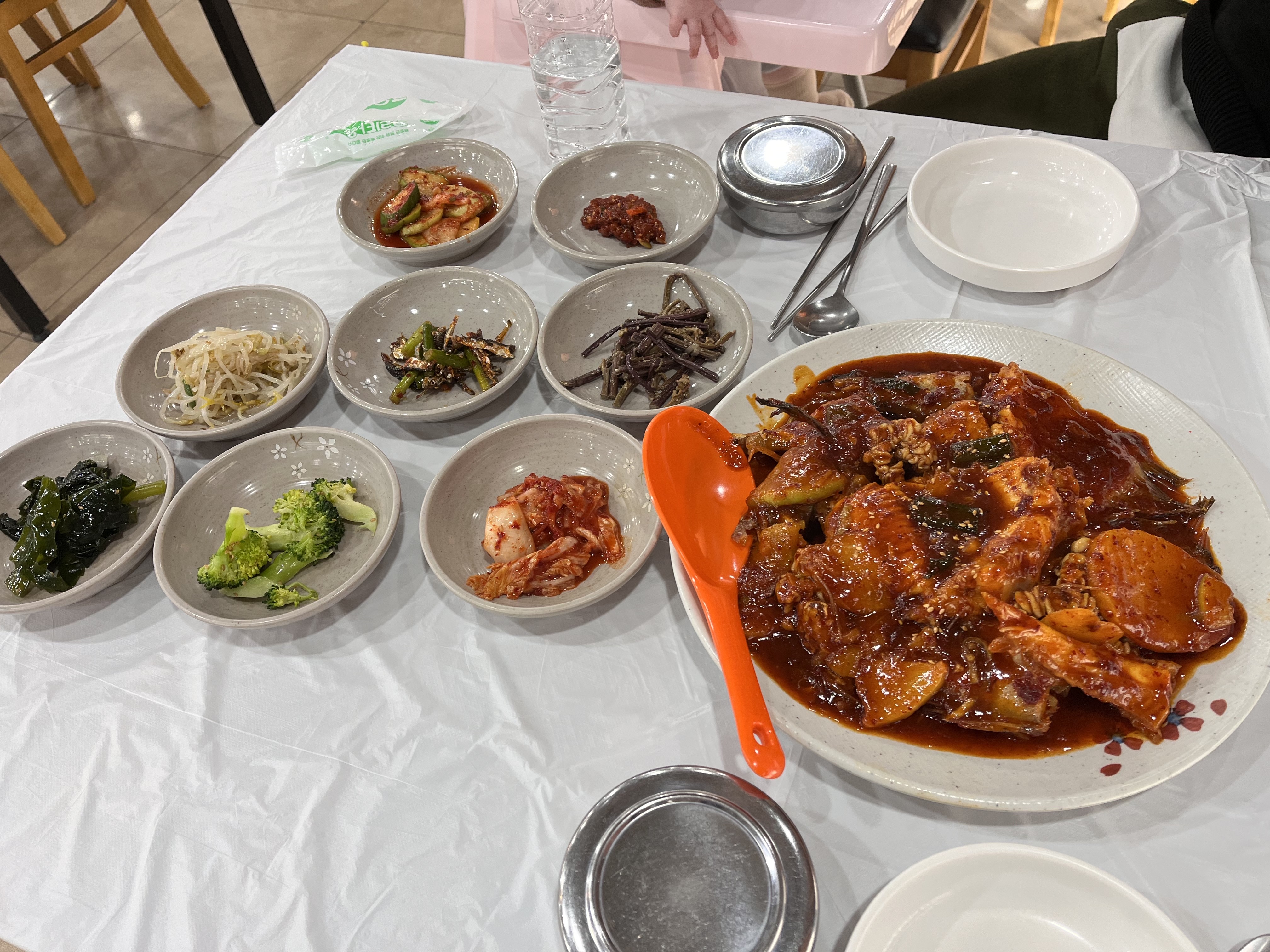 생선조림 달달하고 밑반찬도 맛있어요! 모듬 2인 시켰는데 양도 많고 가자미? 가 제일 부드