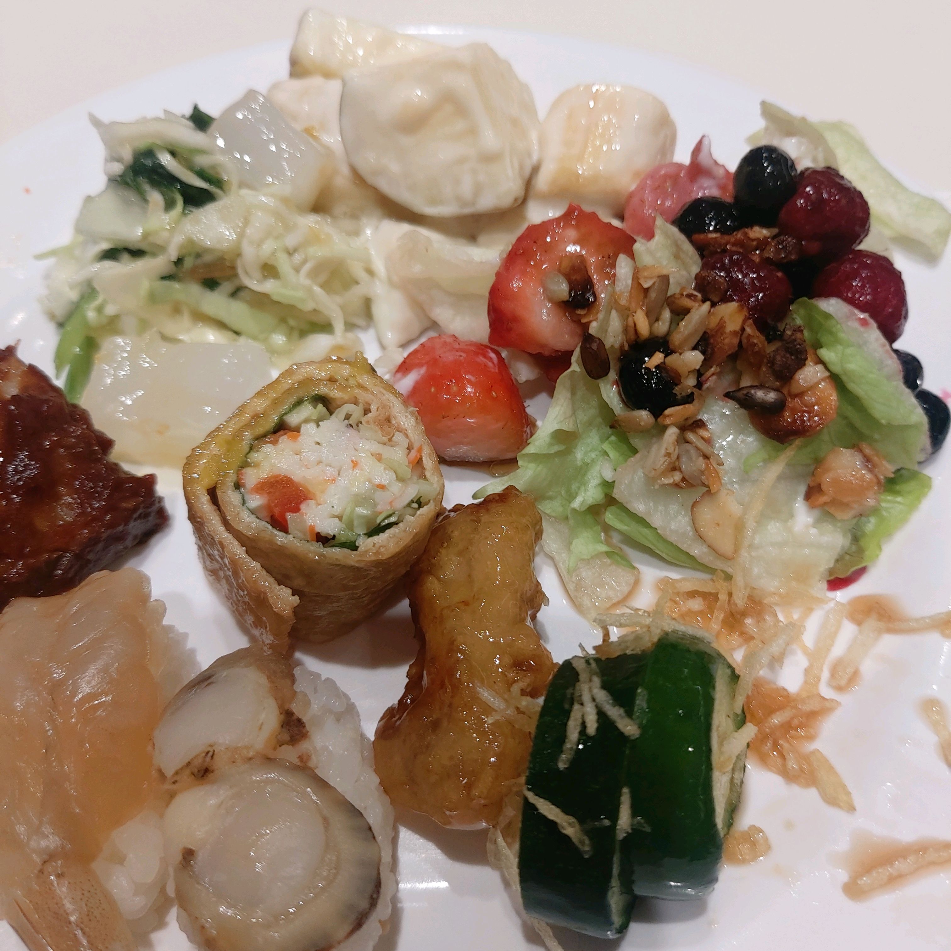 사진에 딸기는 없지만 진심 딸기 맛집 맞구요, 다른 새로운 메뉴들도 많아서 친구들과 맛있게