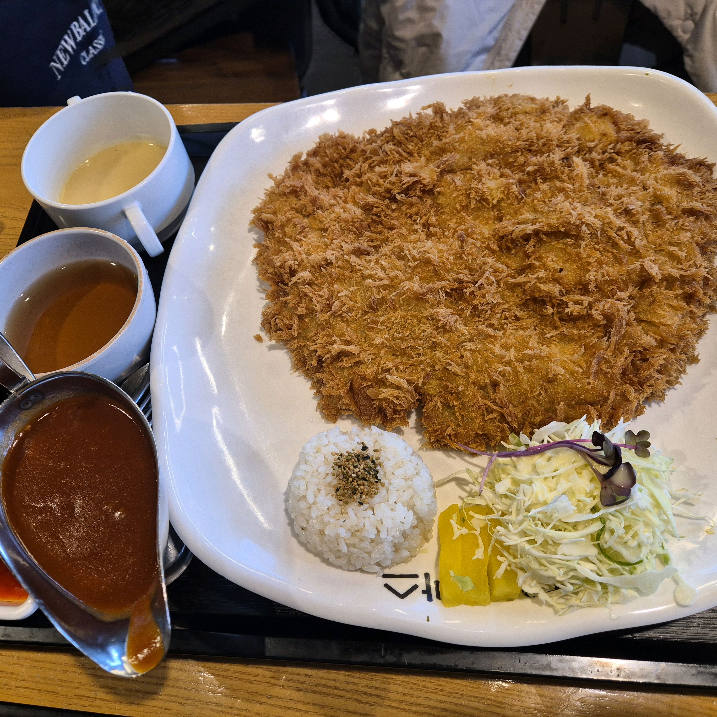 왕큰돈까스 홍익돈까스 즐겨찾는 가족외식 맛집입니다!! 가성비 끝판왕돈까스에 바삭하고 맛있어