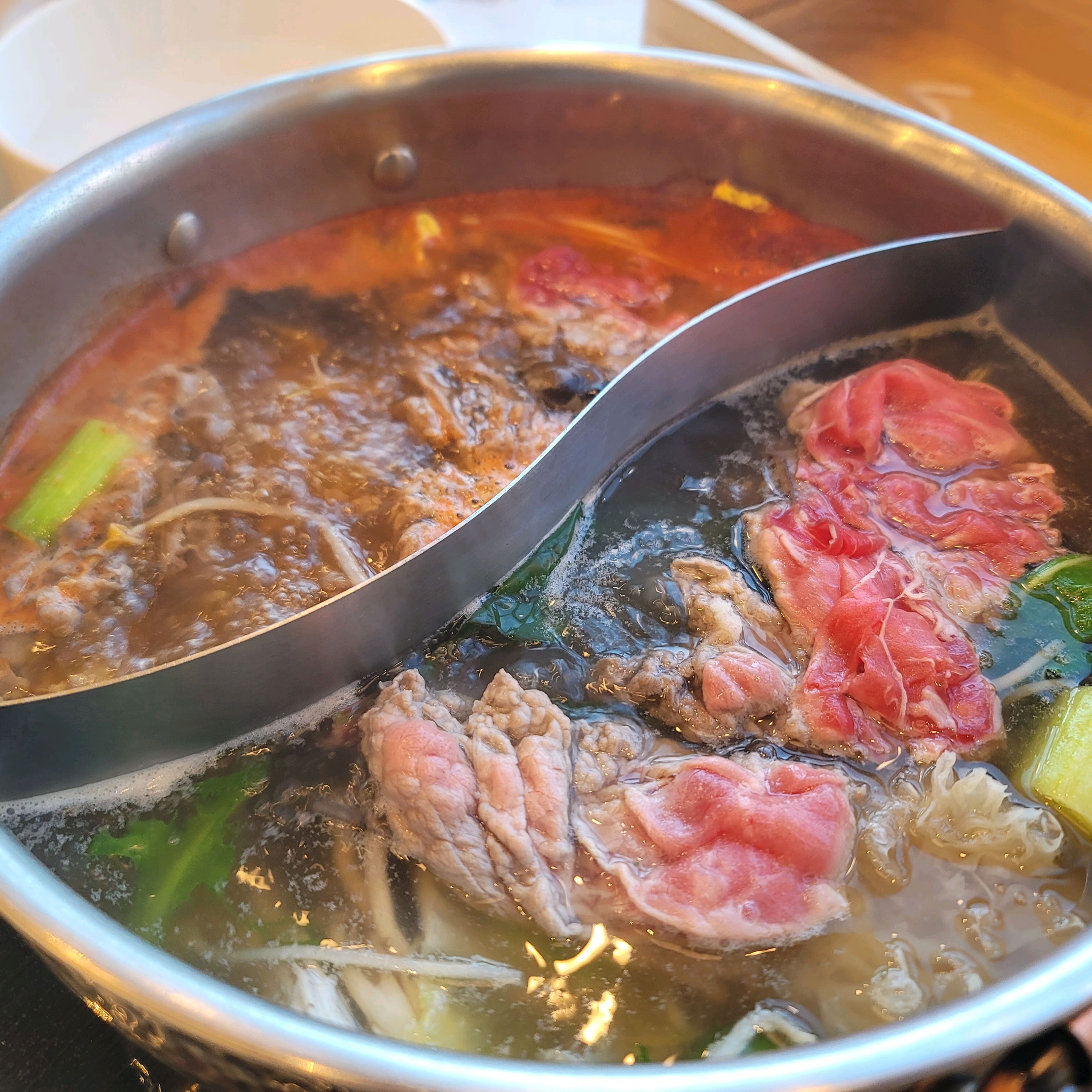 요즘 뜨는 뷔페 맛집. 일단 고기질이 일반 샤브집보다 좋음. 샤브는 기본이고 각종 여러 핫