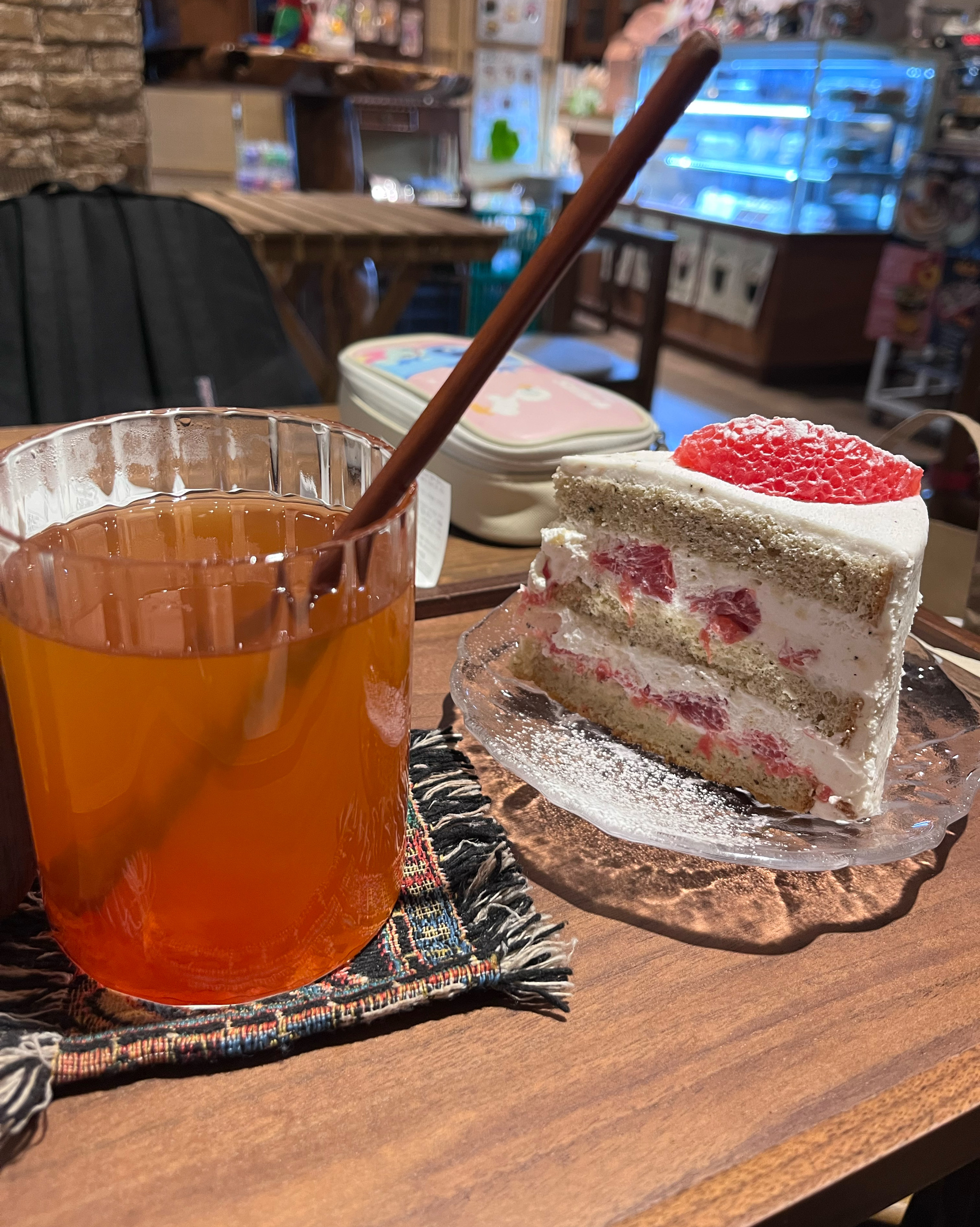 직원분이 너무너무 친절하시고 너무 많이 달지 않은 케이크가 있는 곳 :) 혼자 와서 즐기기