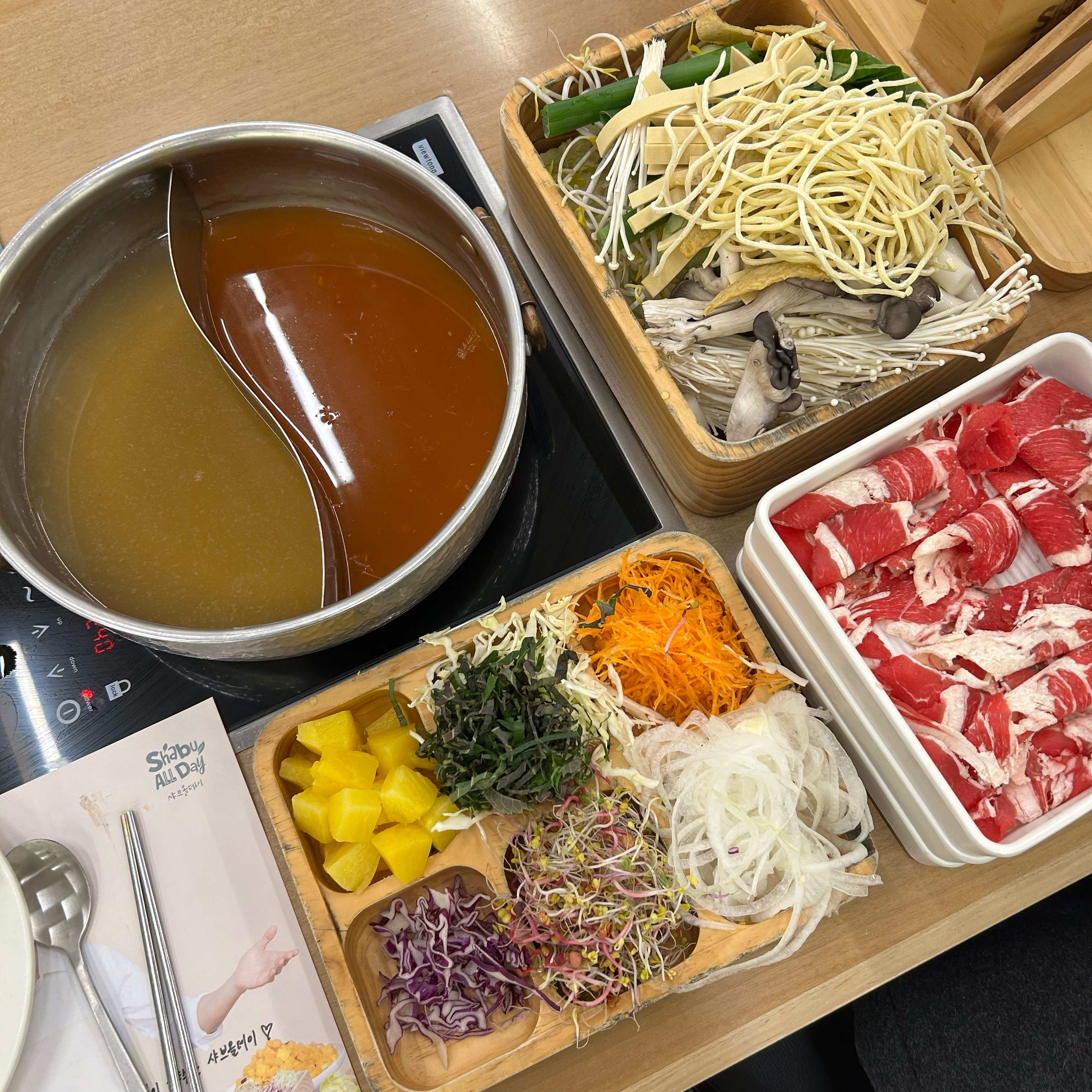 재료 신선하고 고기질도 좋았어요. 다른 메뉴들도 대체로 맛있는 편. 아쉬운건 홀관리. 주말