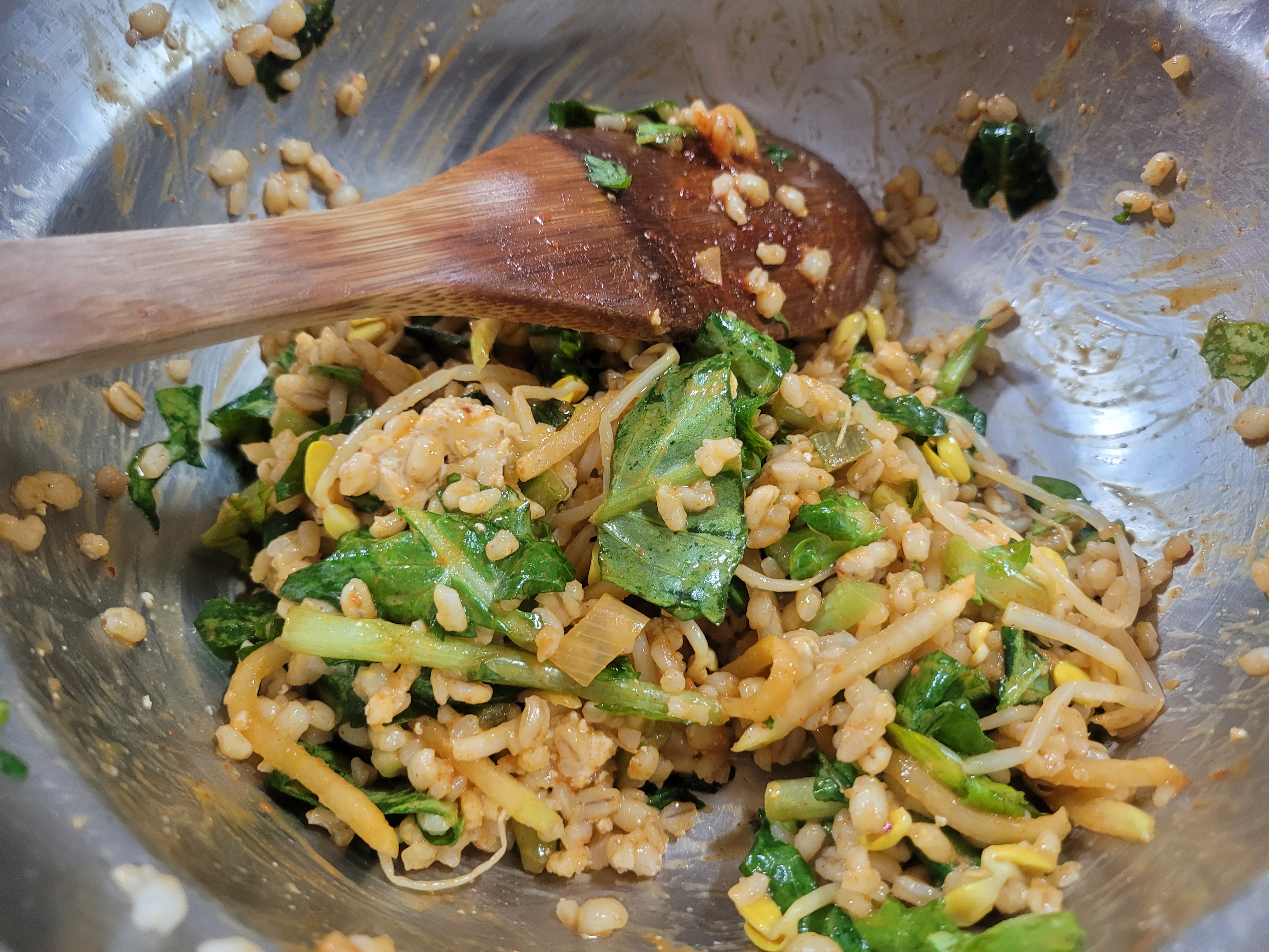 오랫만에 방문했어요. 풋풋한 야채와 보리밥 비벼먹고 기름기 흐르는 파전먹으니 따사로운 햇살