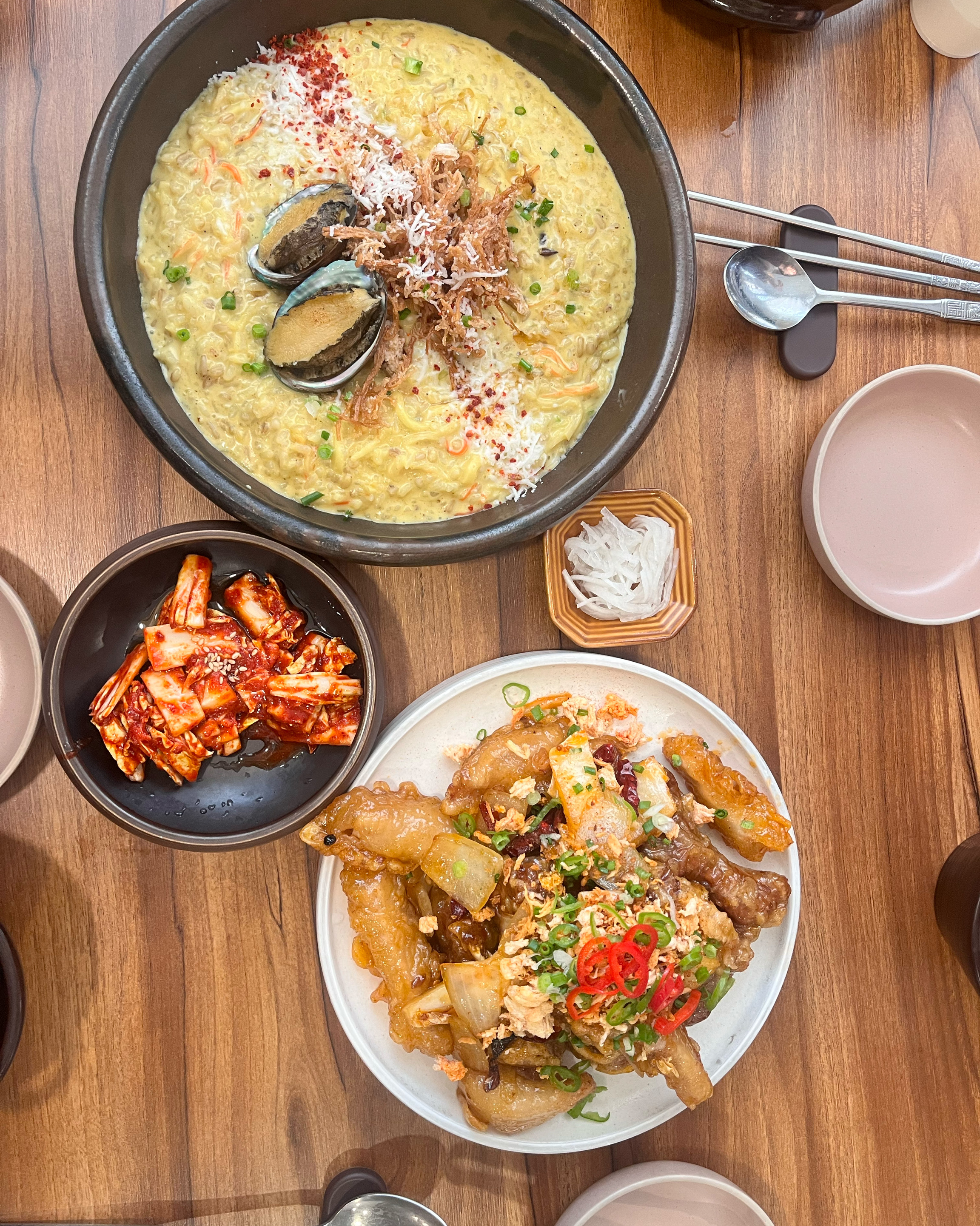 등갈비튀김은 바삭하지 않아서 아쉬웠지만 다 그럭저럭 맛있었어요. 그런데 직원분들끼리 뒤에서