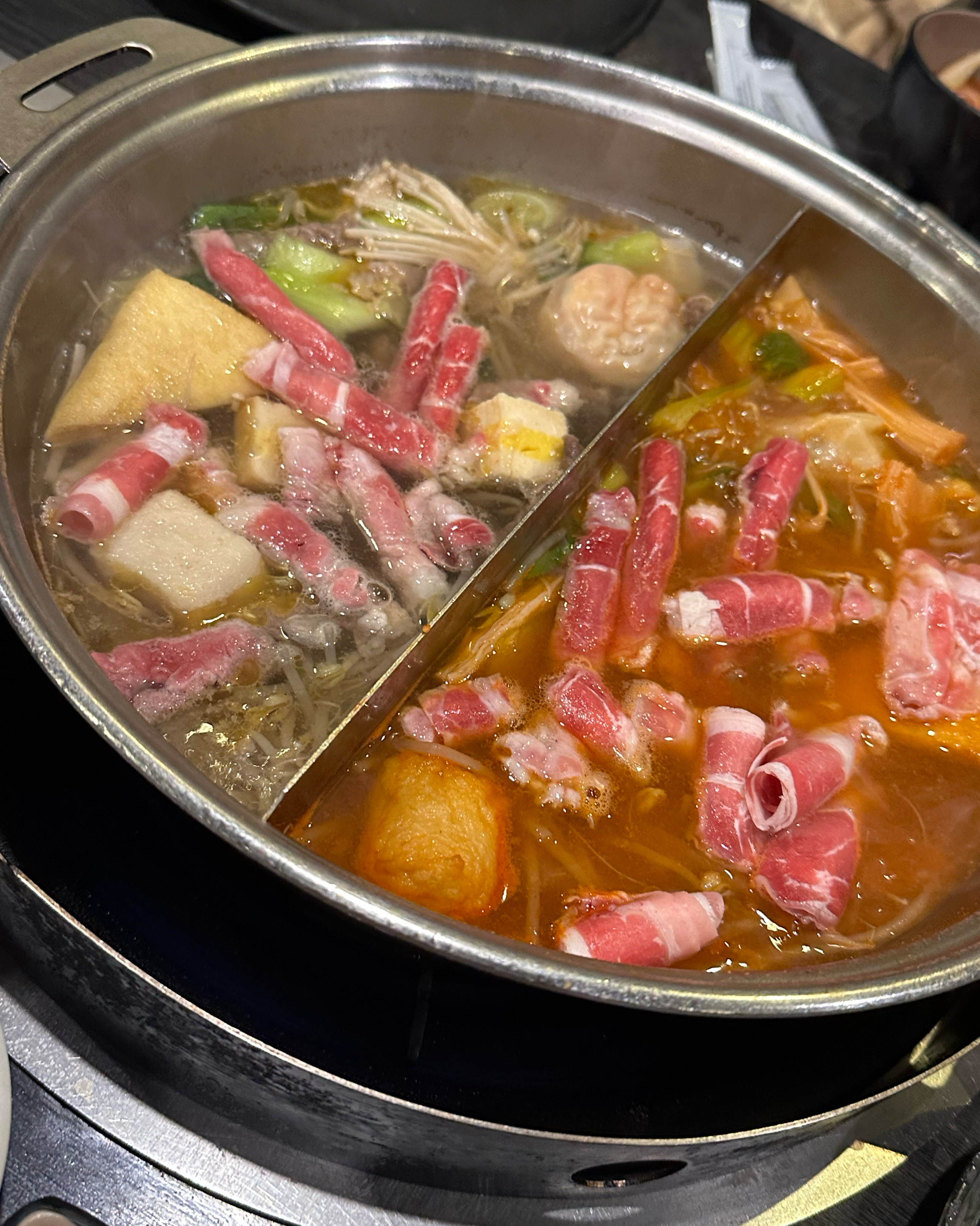 소스도4종류 있고 칼국수, 야채들 월남쌈 재료 다 무제한이라 너무 배부르게 맛있게 먹었어요