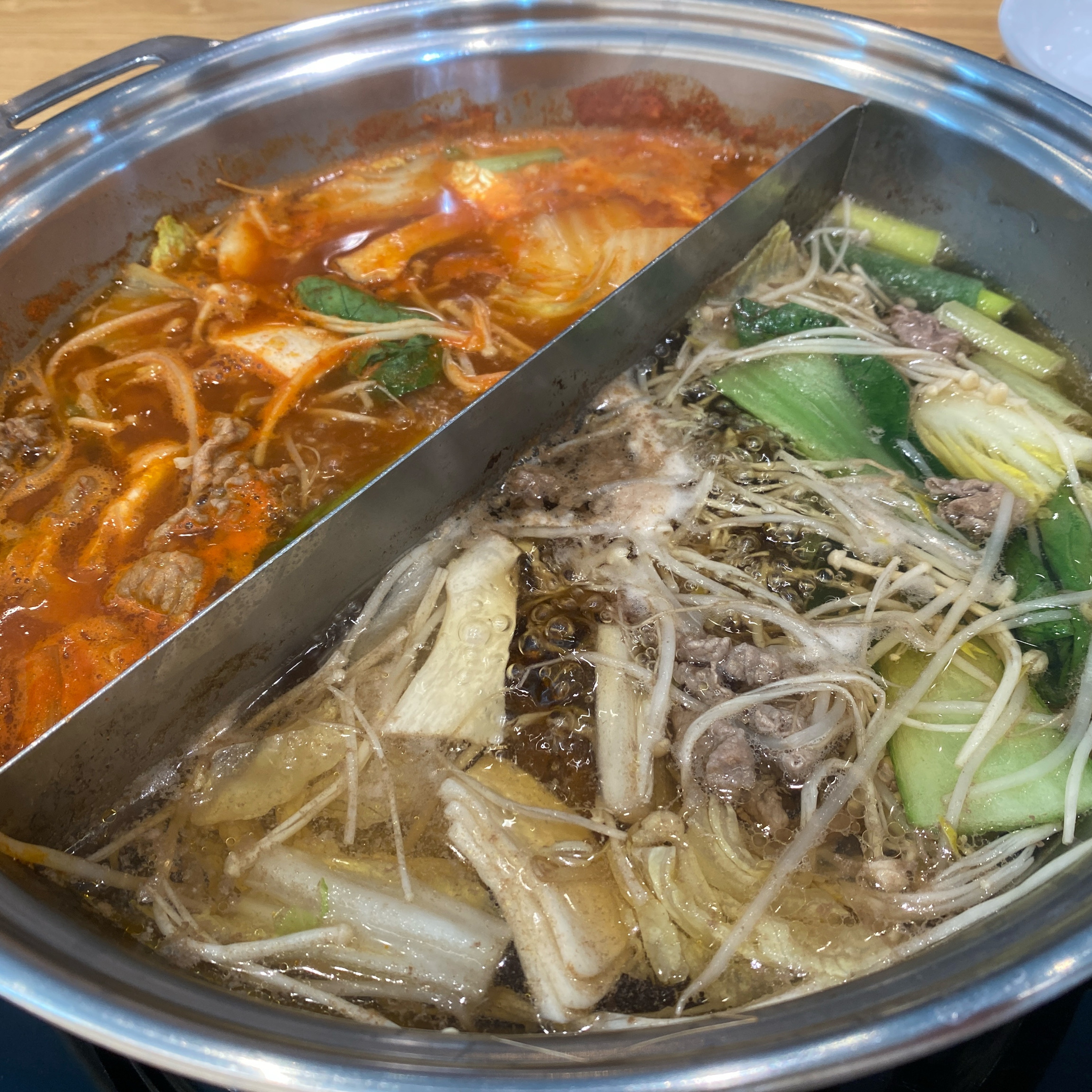 샤브샤브는 샤브20이지요! 고기 무제한인데 샐러드바도 너무 맛있고 무엇보다 국물이 예술🫶🏻