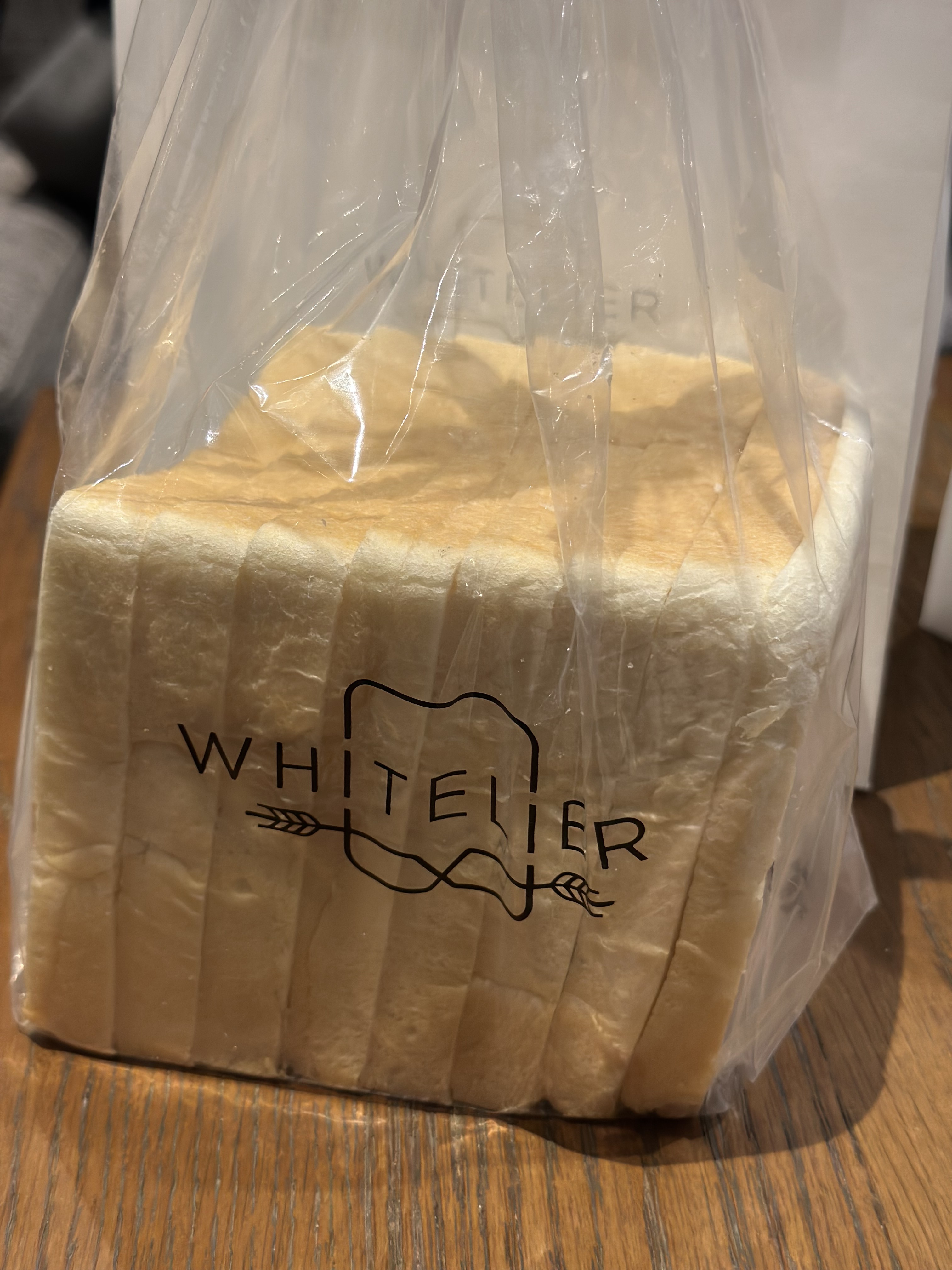 한번 먹어보고 촉촉하고 쫄깃한맛에 깜짝놀라 다시 구매합니다 ㅎㅎ 왜이리 맛있나요!!😄 - 부산 중구 맛집 화이트리에 롯데백화점광복점