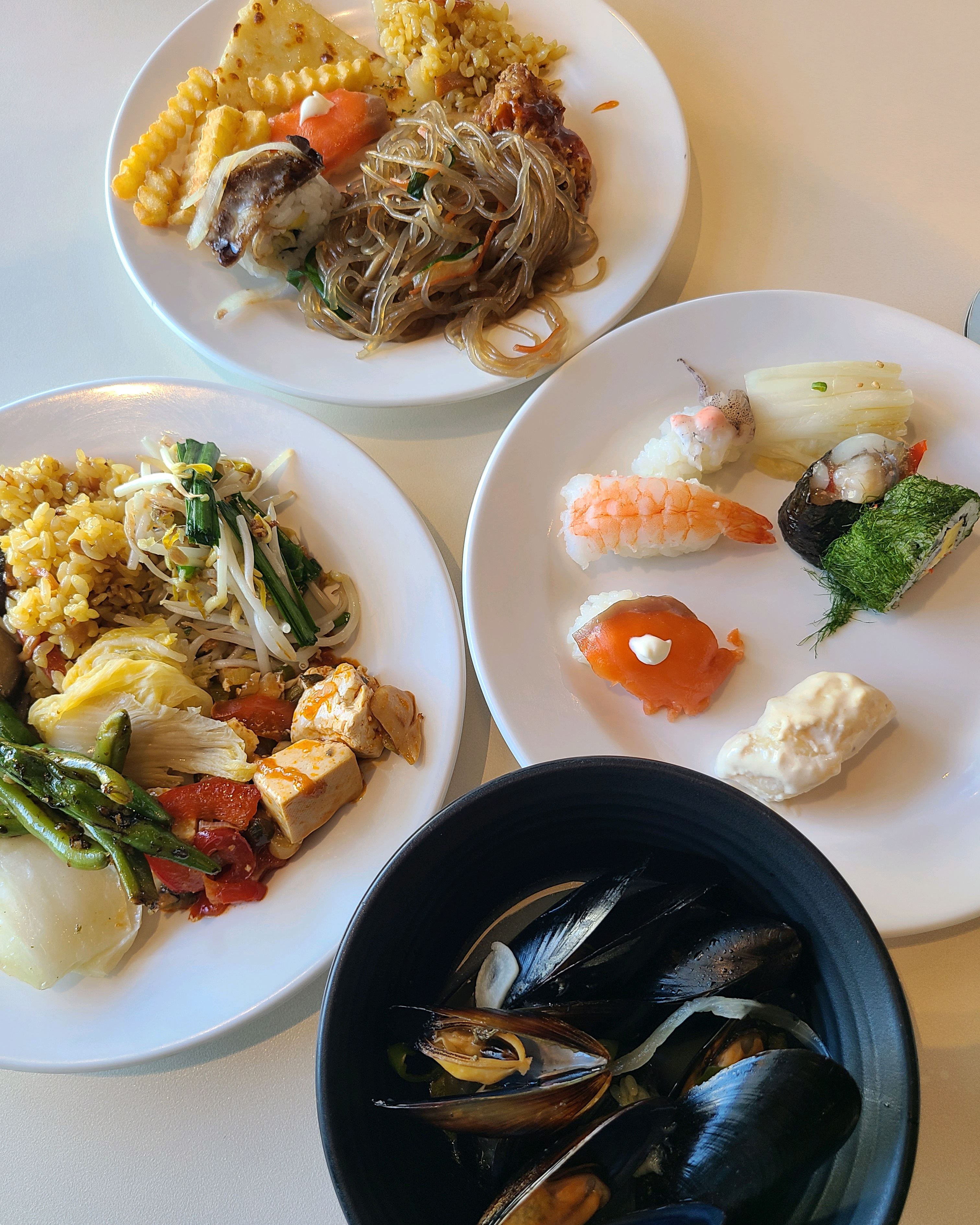 메뉴 구성 좋고, 음식도 맛있고, 과일, 디저트 메뉴 커피까지 좋고, 와플은 직접 만들어