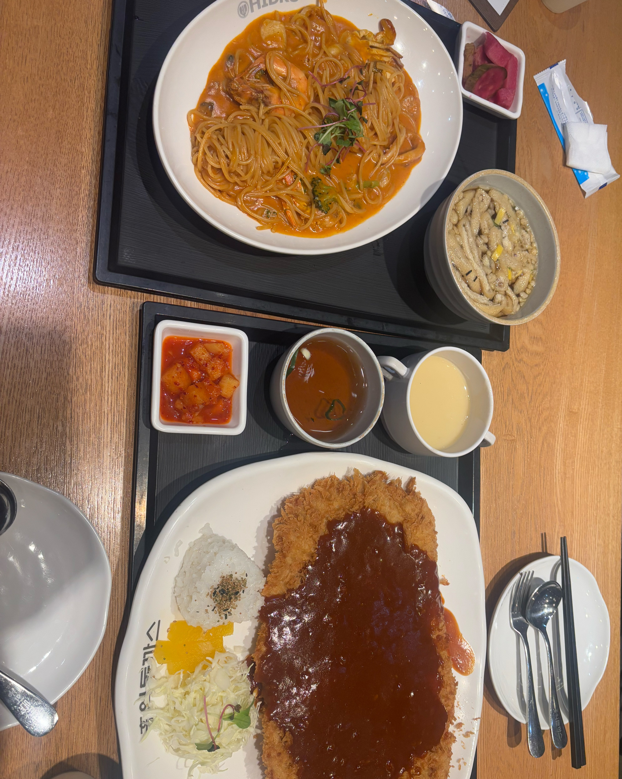 다른 지역 가서도 홍익돈까스 가봤는데, 군산점이 확실히 제일 맛있어요!! 돈까스의 튀김 정