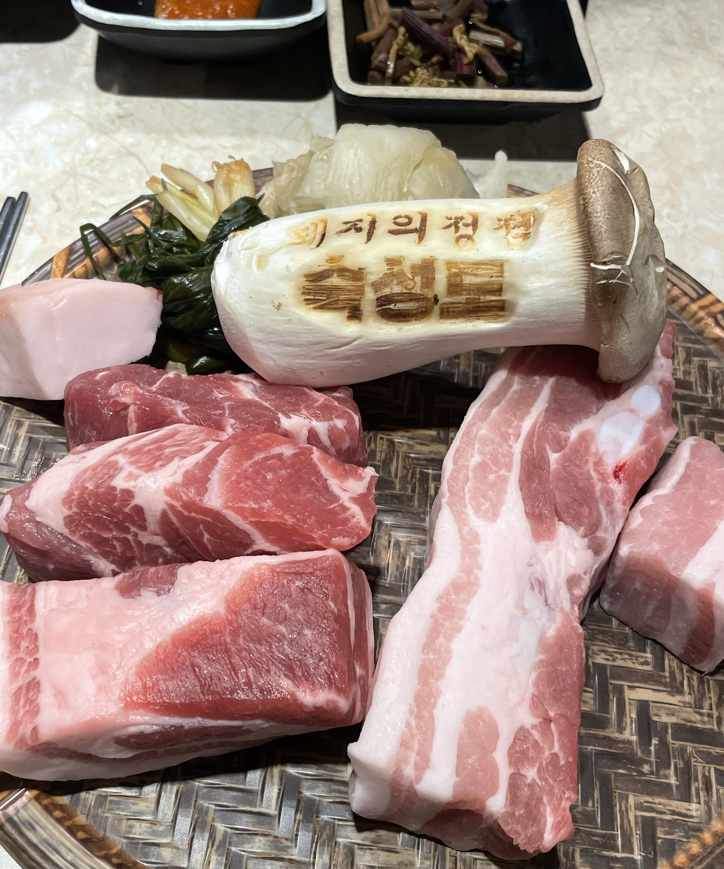 기대를 아주 많이 했나봐요 고기는 부드러웠습니다 친절하게 구워주셔서 먹기도 편했구요 육즙팡