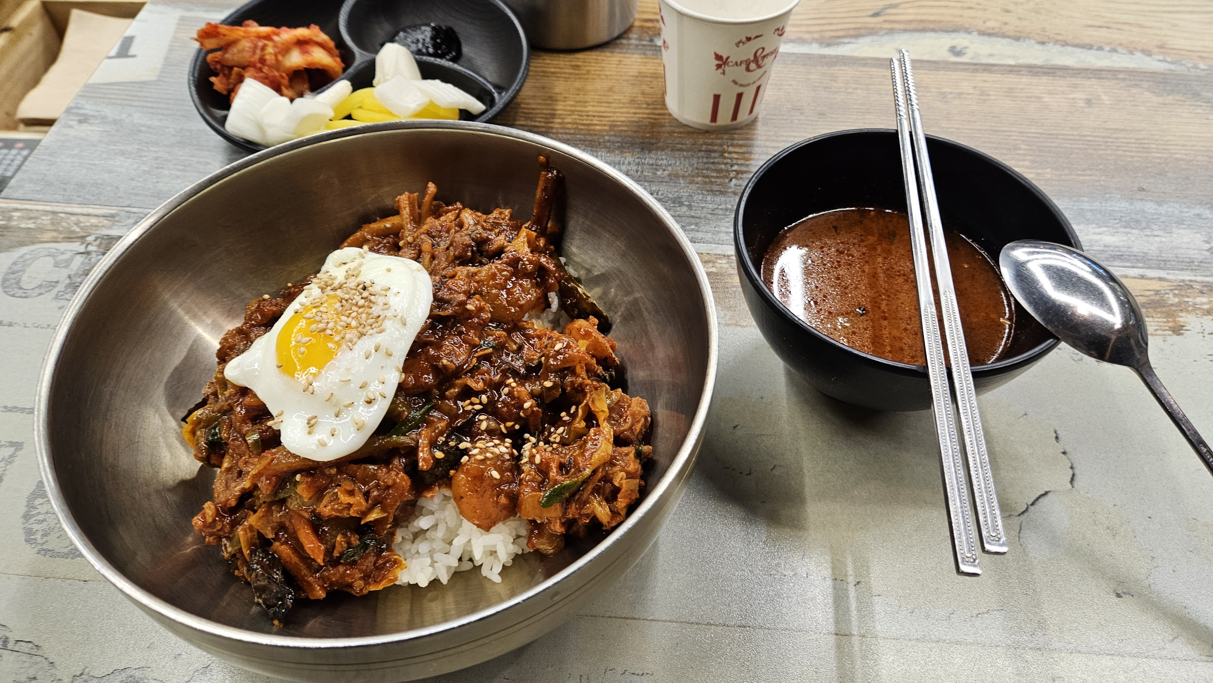 근처 일이 있어서 자주가던 맞은편 6.900원짜리  국밥포기하고 중화비빔밥 먹어보려고 들어
