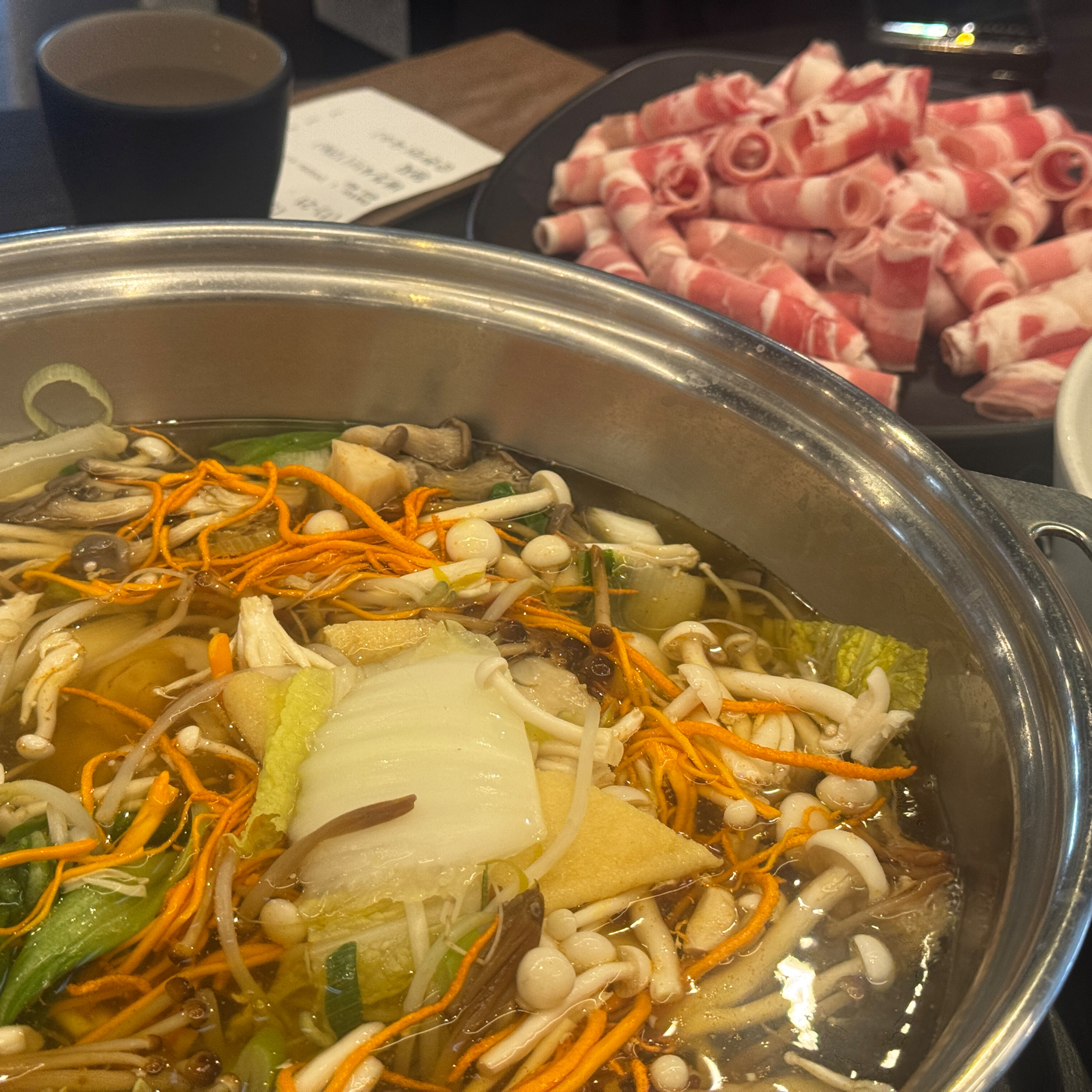 버섯 샤브샤브 시켜서 먹었는데 기본으로 시켜도 됐을 거 같습니다~ 헬스 끝나고 맛나게 먹었