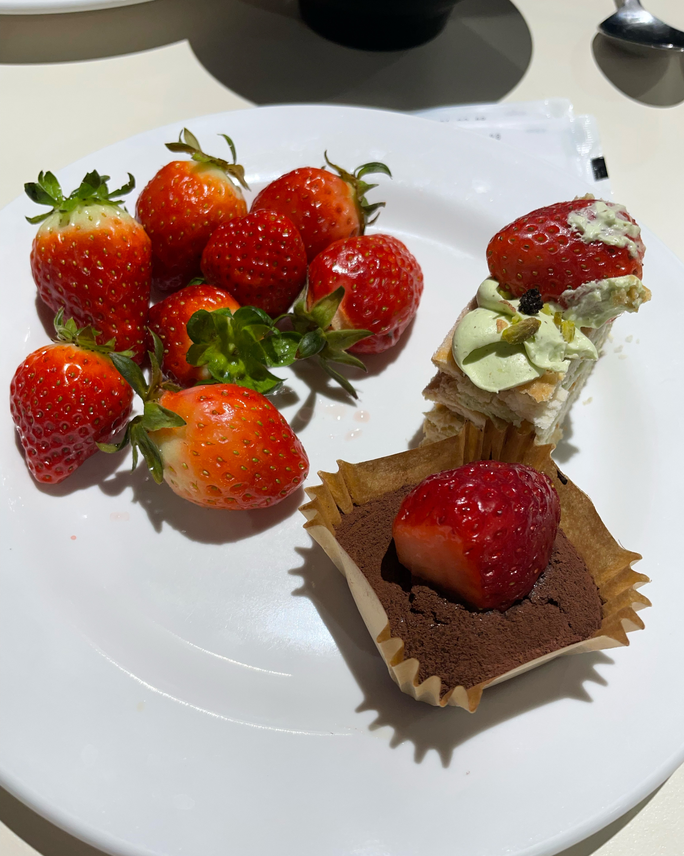 딸기 좀 많이 빨리 채워주면 좋겠어요 - 하안동 맛집 애슐리퀸즈 뉴코아 광명점