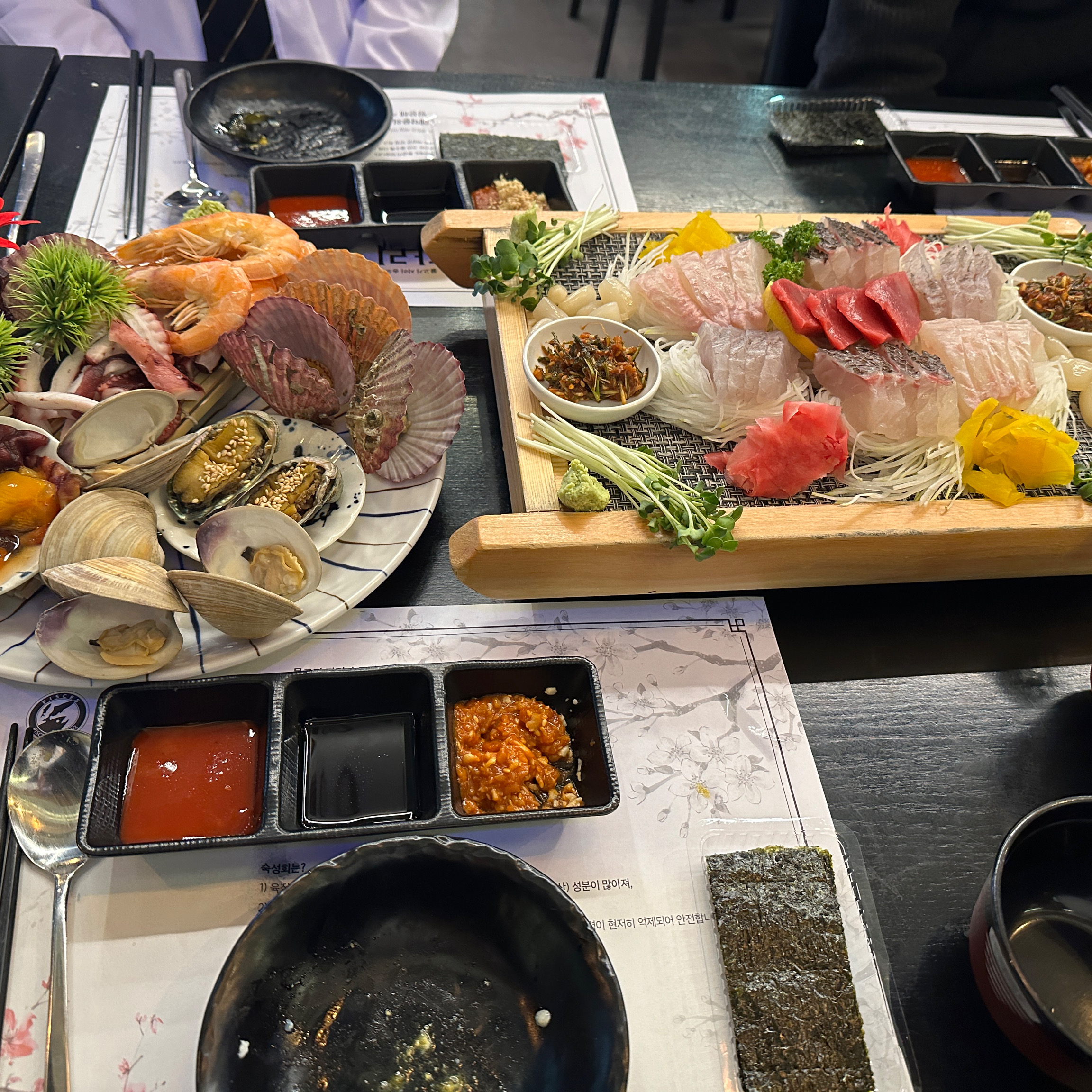 너무너무 맛있어요! 진짜 신선하고! 달래장이 킬포입니다! 회에 달래장 굿! - 인천 송도 맛집 물고기자리 송도점