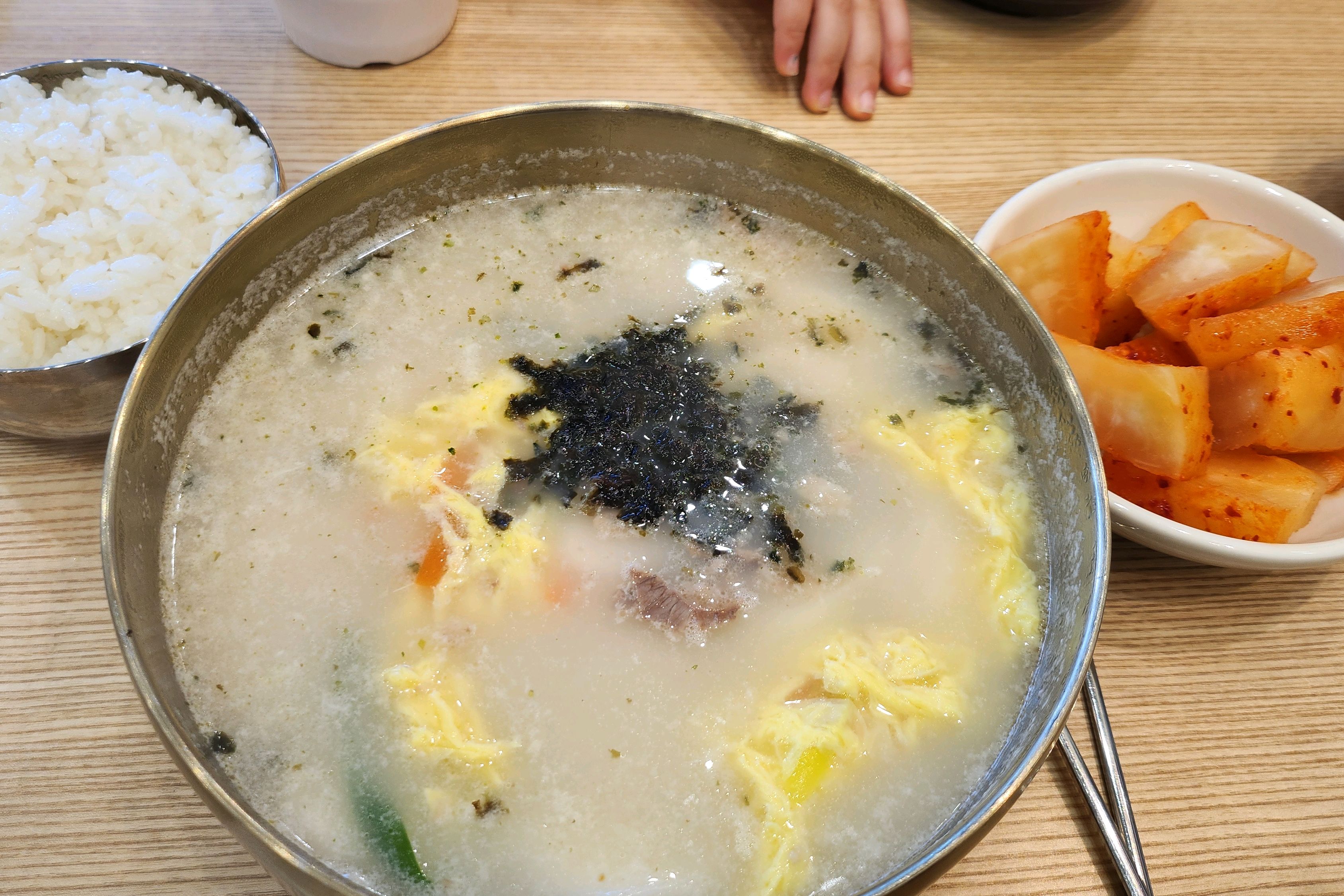 단체 회식으로 왔을 때 국물이 너무 좋아서 내 아이들도 데리고 와야지 했어요. 아이가 지나