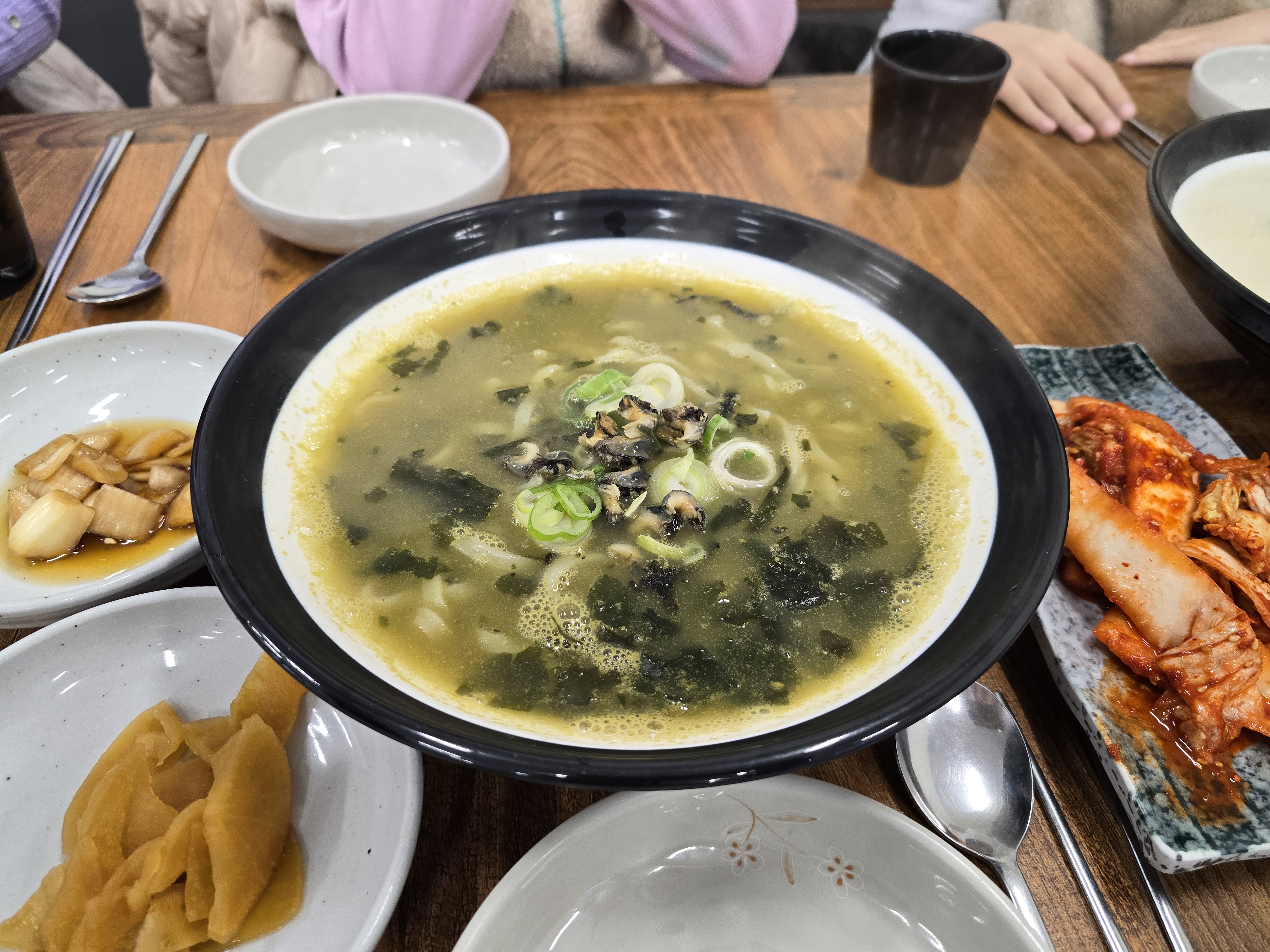 제주도 가족여행와서 아침식사 하러 왔는데 - 제주 맛집 웅이네 보말칼국수 제주본점