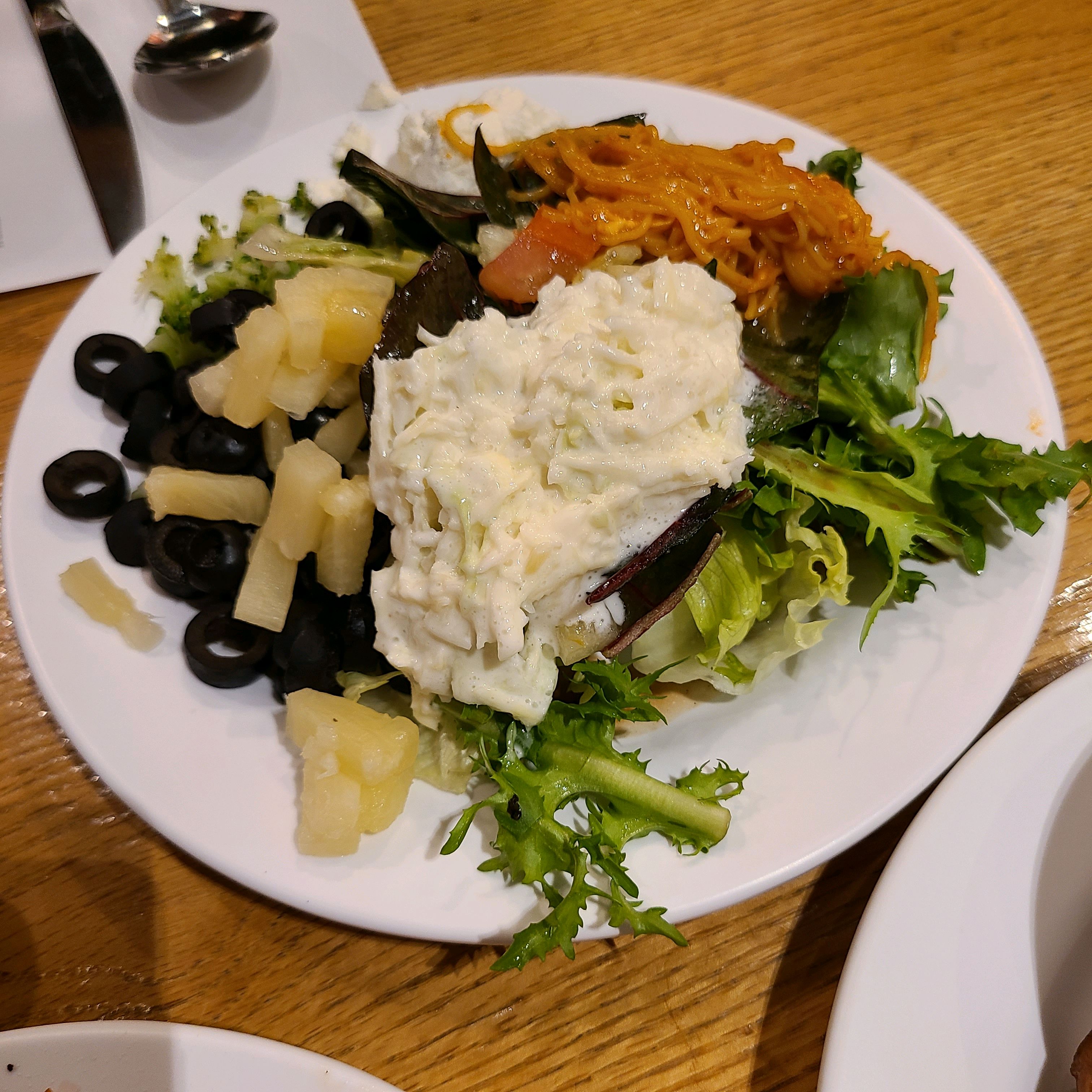 피자는 당연히 맛좋고 샐러드와 치킨커리 그리고 치킨까지 맛좋은 피자몰 - 신촌역 맛집 피자몰 신촌점