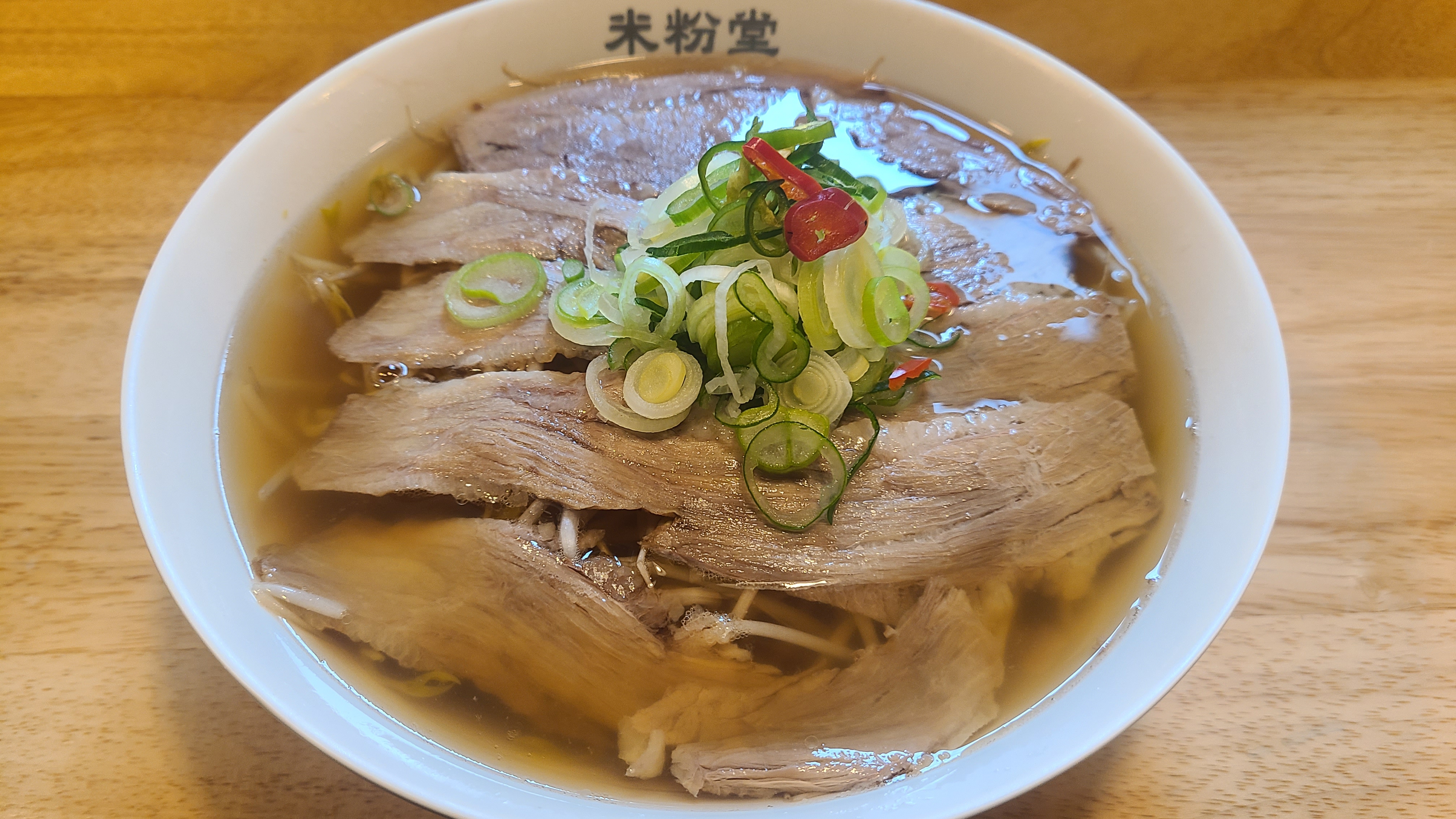 국물 맛도 맛있고 그냥 국수 먹어도 맛있고 머리 위에 소스가 세개 있는데 소스랑 양파랑 비