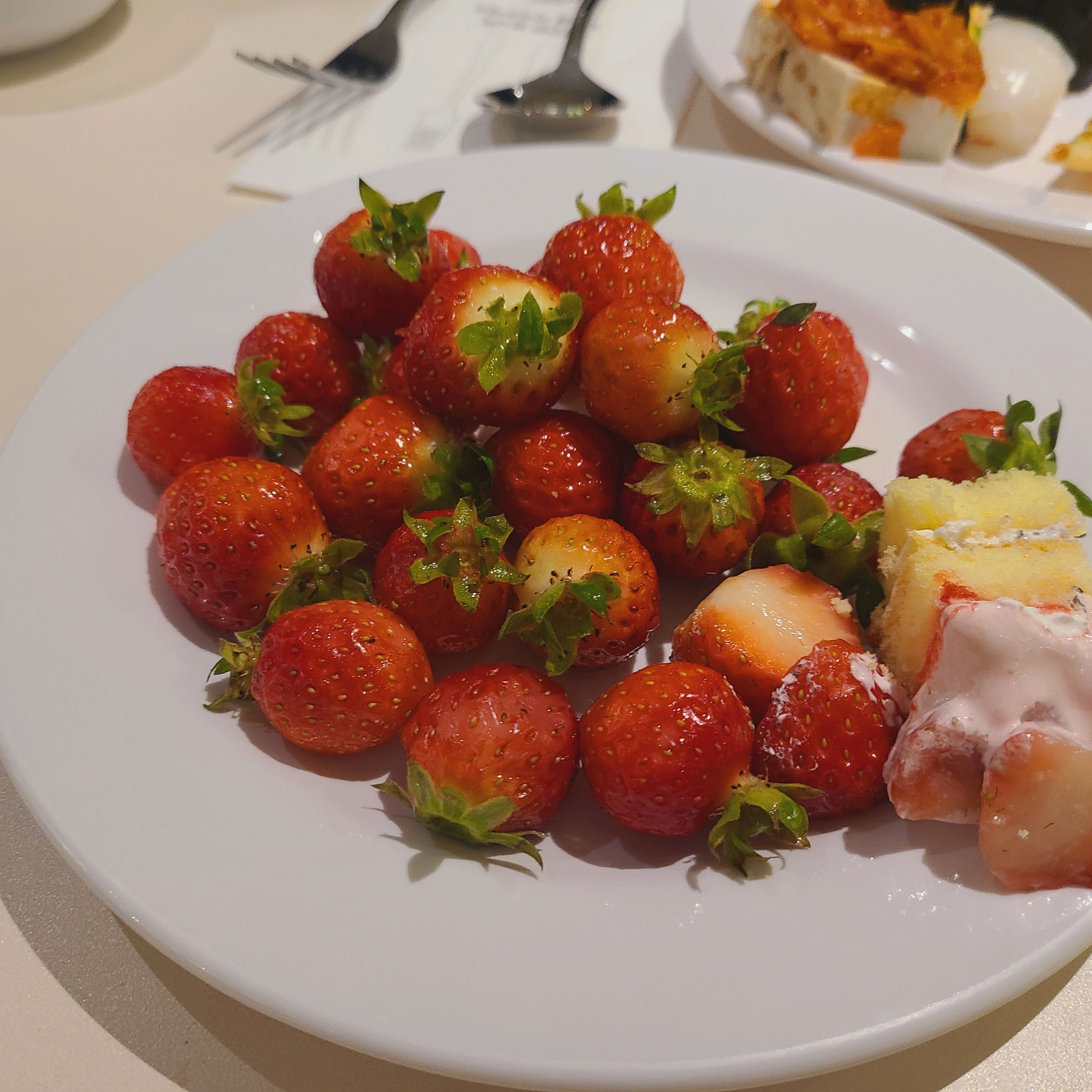 친구들이랑 모임으로 갂는데 맛있어요 딸기는 좀 무른게 많아서 아쉬웠지만 다른음식들은 맛있