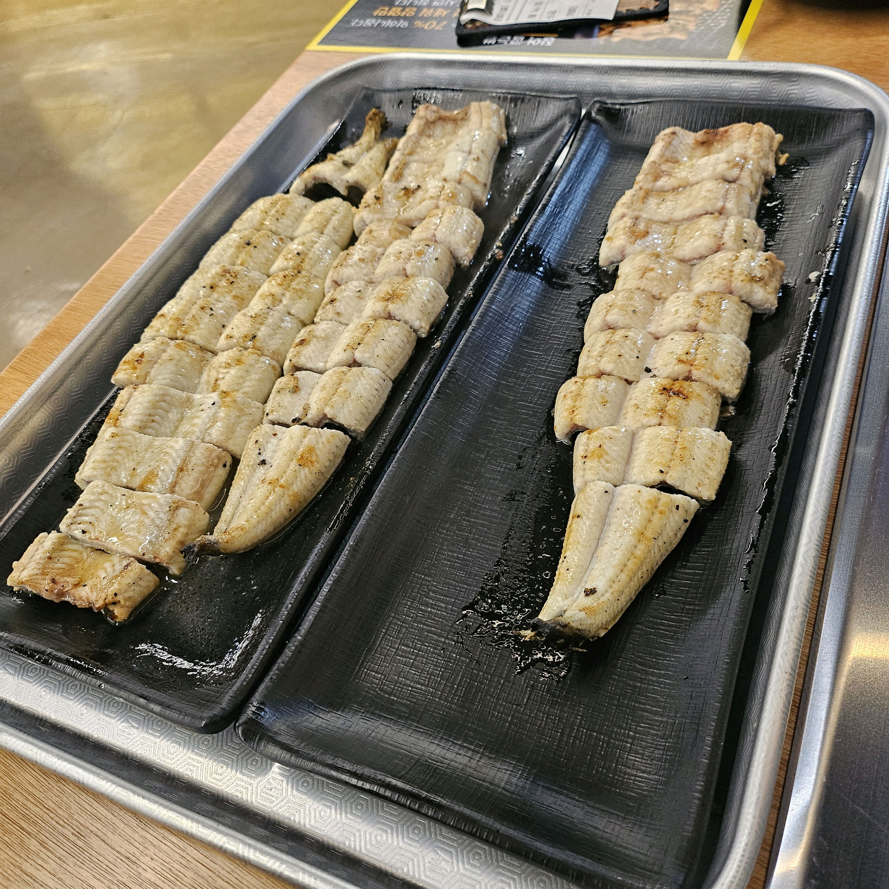 장어 안좋아 하는데 맛있게 먹었어요 가격도 저렴하고 초벌해서 나와서 굽는데 시간도 오래 안