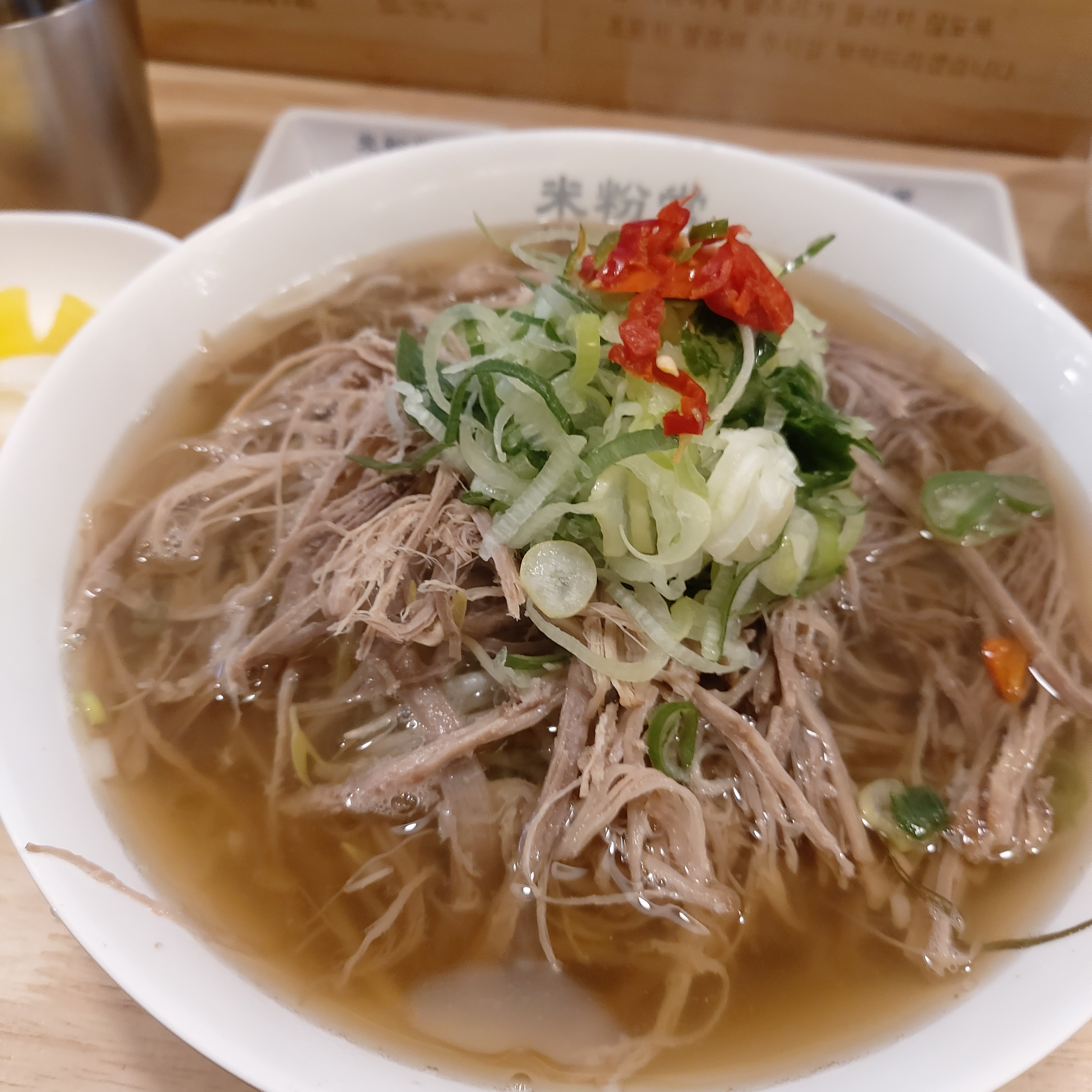 서비스도 좋고 토핑(숙주,고기)도 많이 넣어주시는데 문제는 국물이 다른지점보다 깊은 맛이