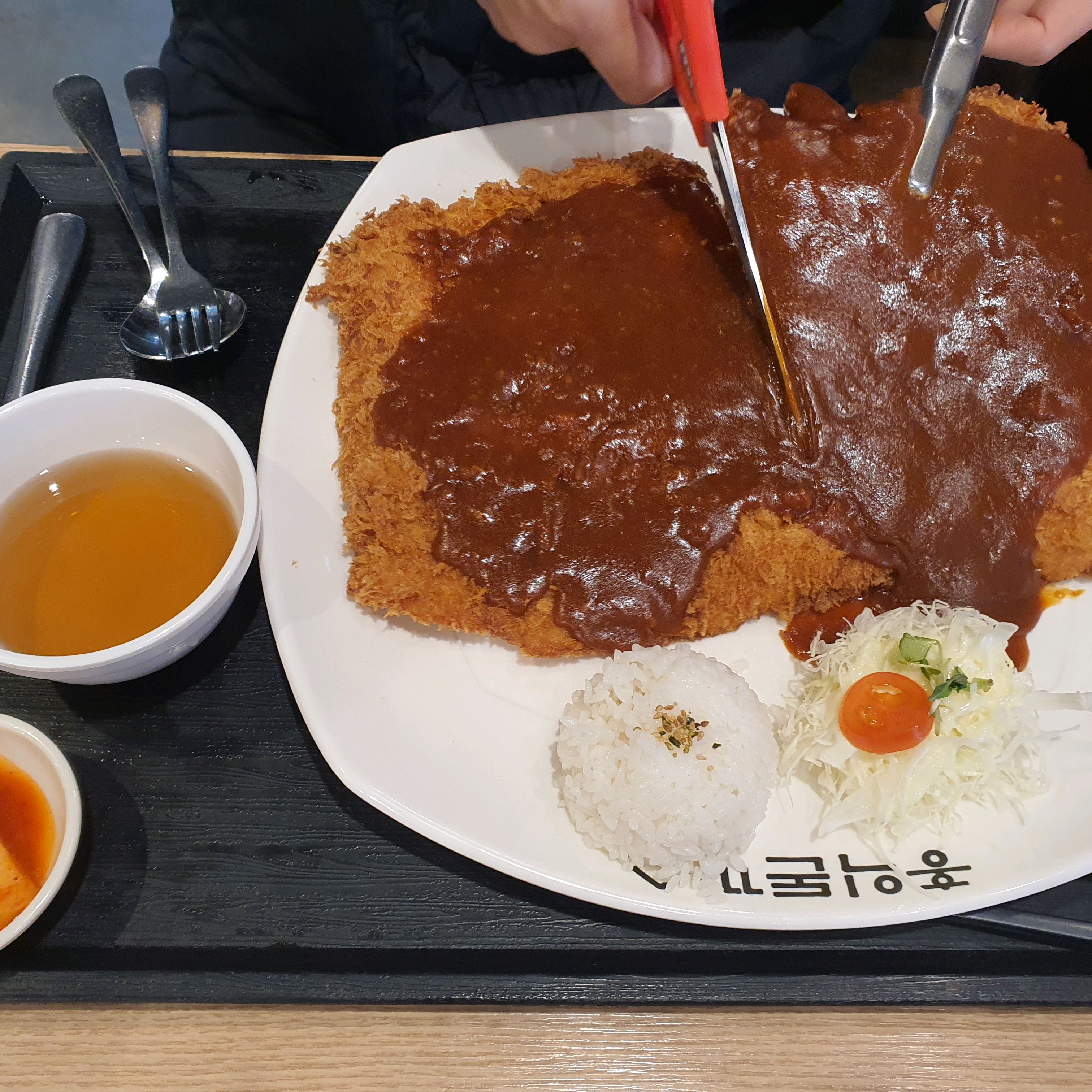 홀에 안경쓰신 남자직원분~~ 정말 센스도 있고 친절하셨어요. 아이들 때문에 가위가 필요했