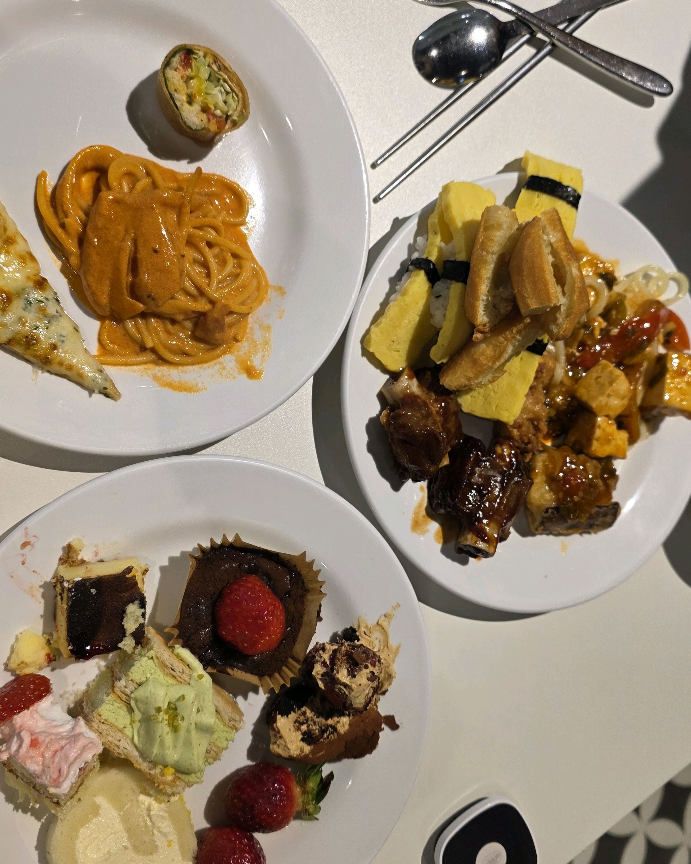 애슐리 딸기축제 넘 행복해요 진짜 맛있구 티라미수 때문에라도 평일에 가시는거 추천합니다!!