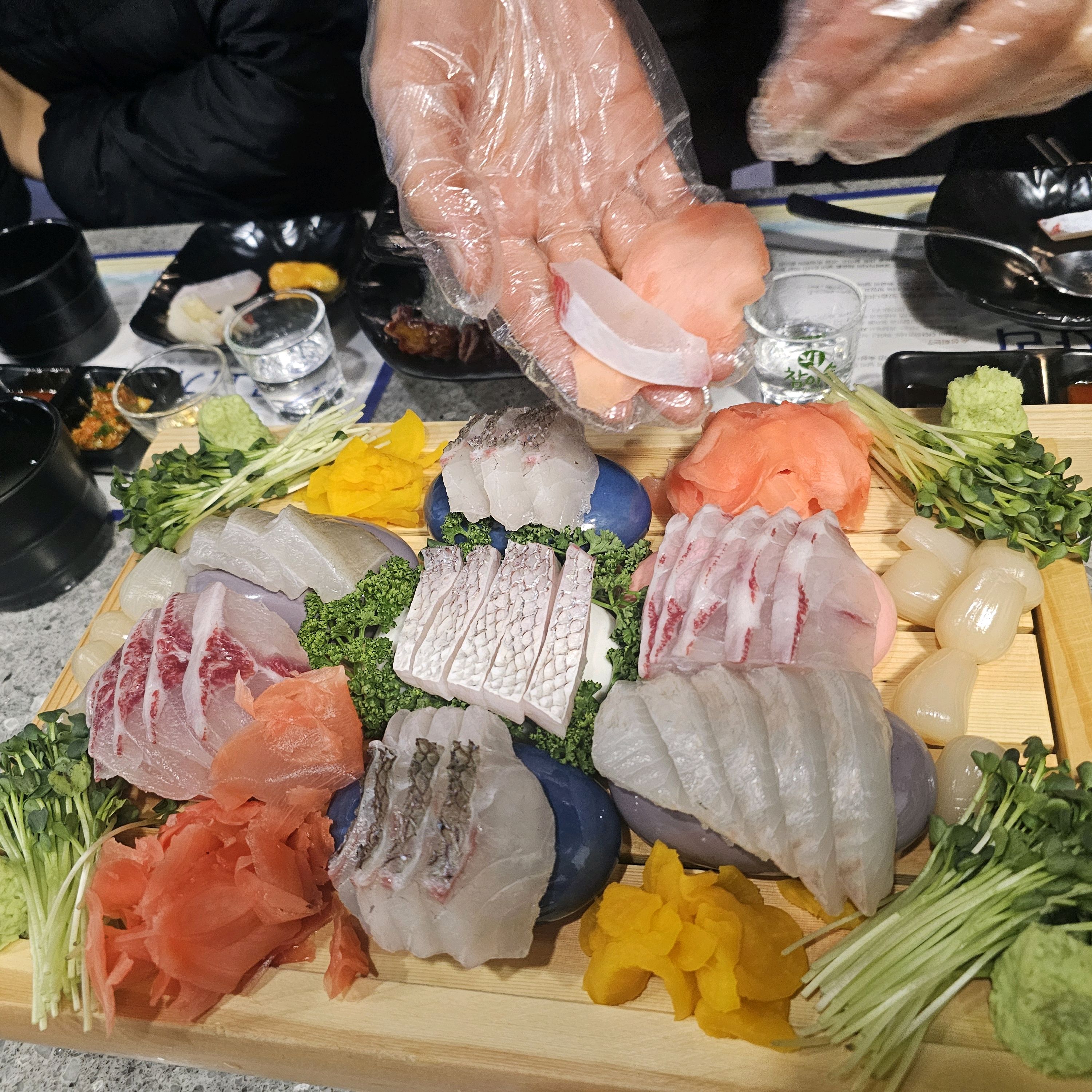 사장님이 싸먹는거 알려주시고 깔끔하고 저희먹고있는데 계속 사람들 오더라구요. 재방문 의사