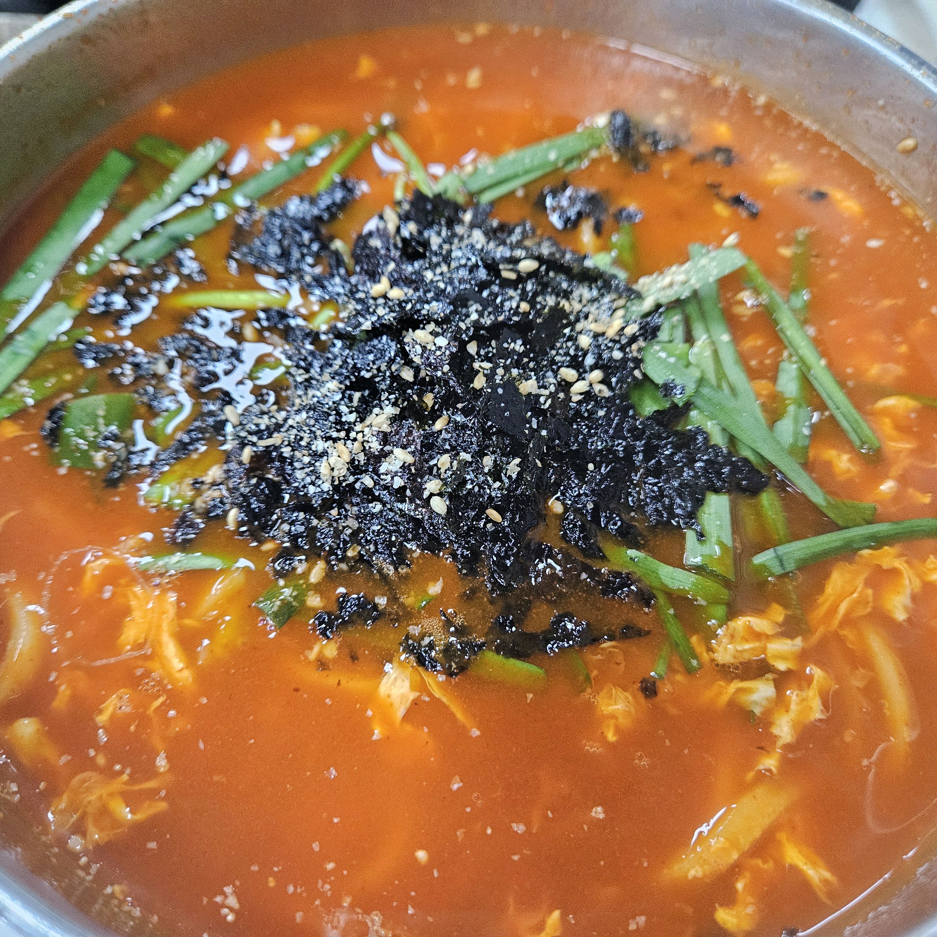 얼큰이칼국수1, 돈까스1, 두부두루치기1 주문. 대기가 있었지만 금방 빠져서 기다릴만 했어