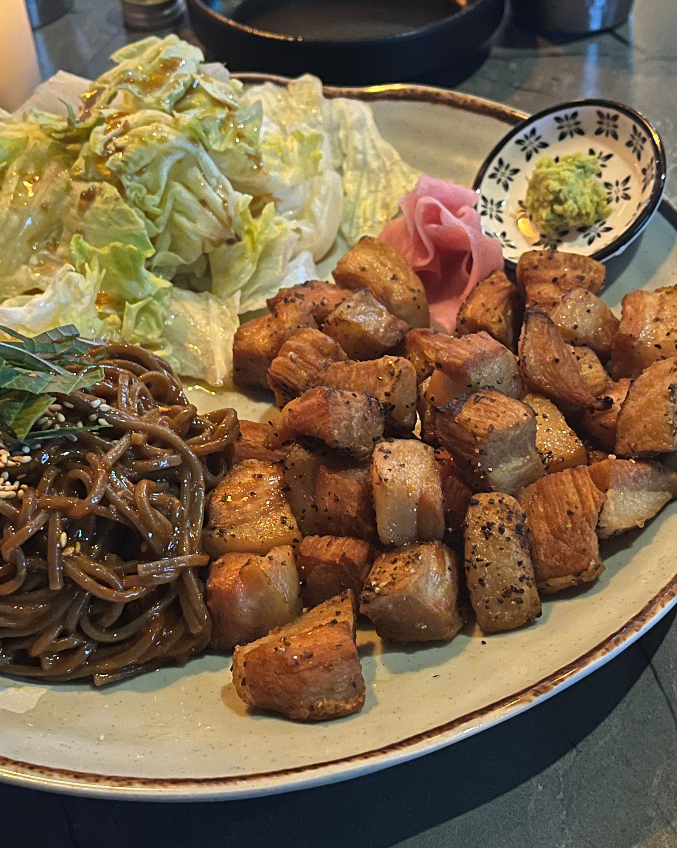 음식도 너무 맛있고 결정적으로 사장님께서 너무 친절하세요 인테리어도 좋고 행복한 시간 보내