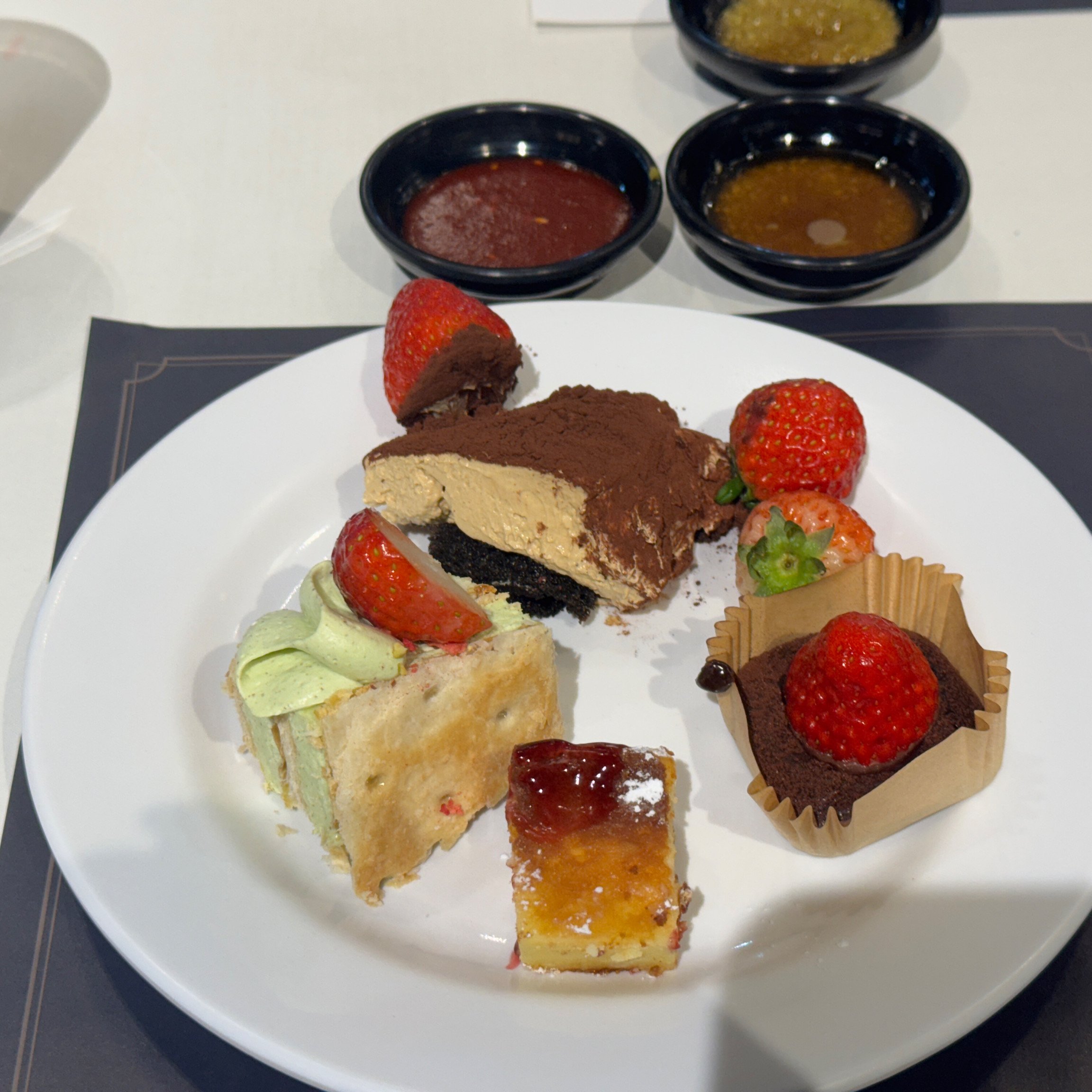* 딸기 디저트들이 맛있어요~ - 창원 맛집 애슐리퀸즈 뉴코아 창원점