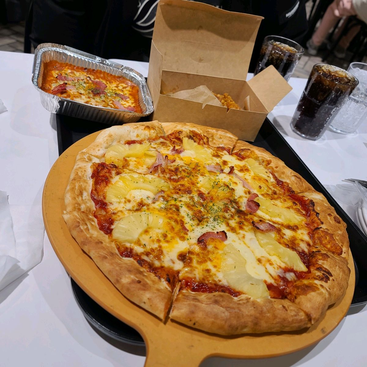 피자 먹으러 갈때 여기로 와요~ 안에 매장있을땐 포장했더니 다 식어서 맛이 없었는데 푸드코