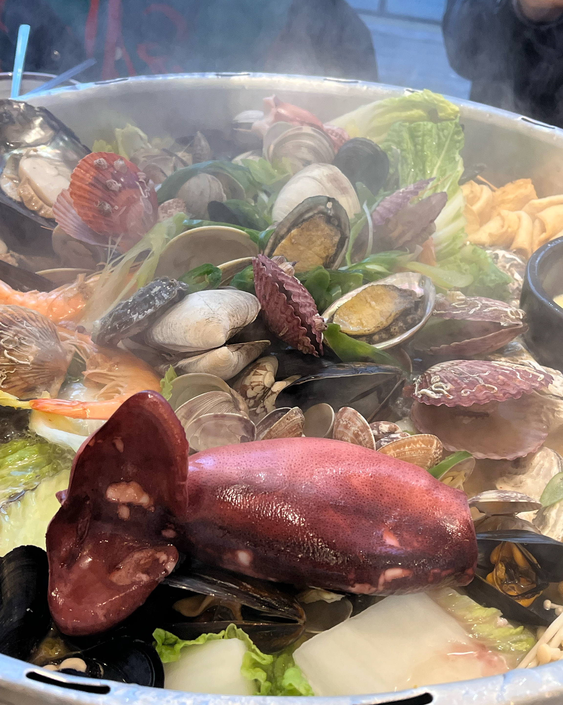 맛있었어요!! 조개 전골 터무니없이 비싸기만 한 곳도 있는데 여기 조개 다 먹으니까 배부르