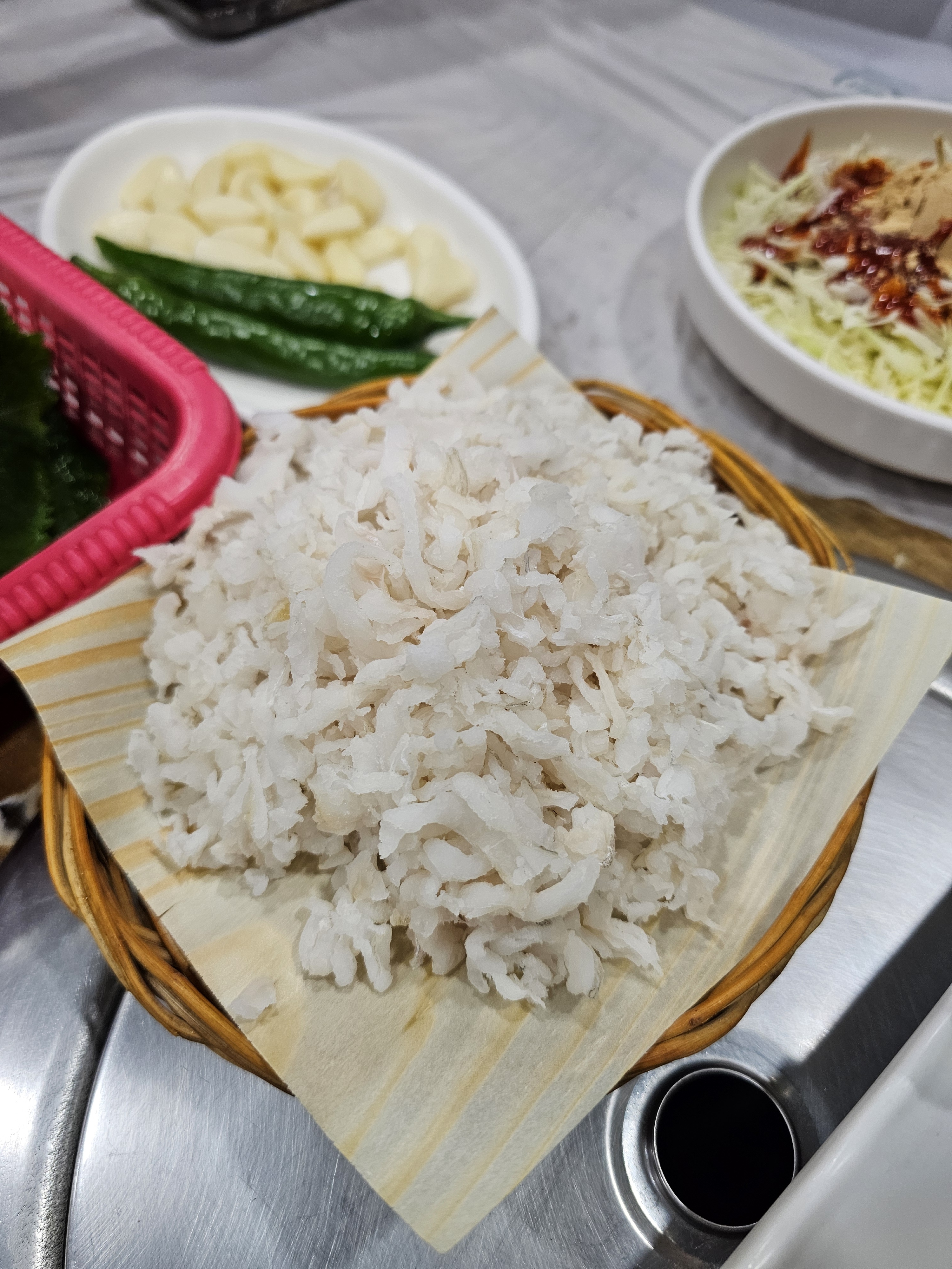 보통 회만 먹던지 구이만 먹게 되는데 여긴 세트로 회랑 구이를 같이 맛볼 수 있어서 너무