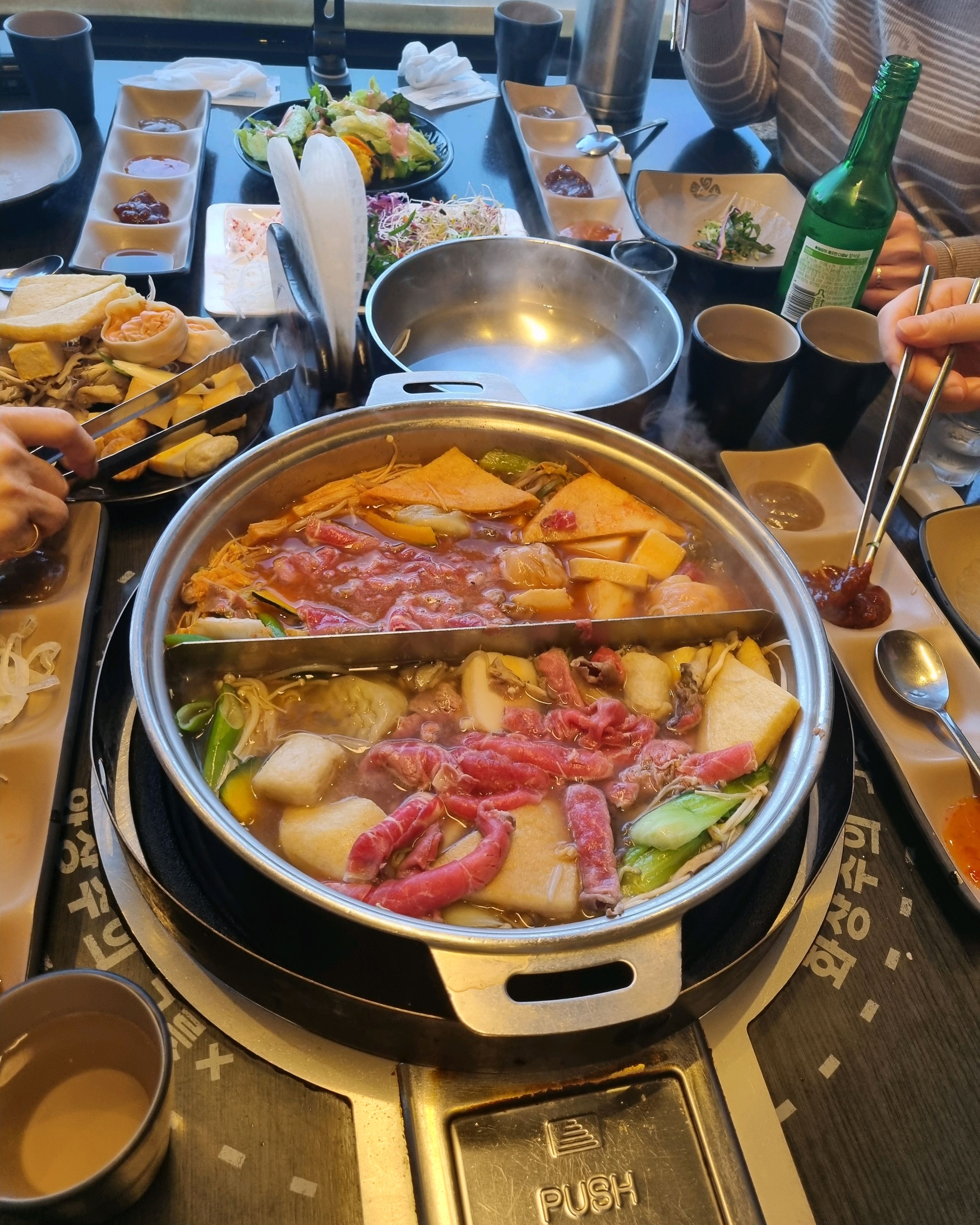 야채값 비싼대 무한대로 먹을수 있는 샤브샤브^^ 야채도 신선하고 샐러드 월남쌈 국수 등등 
