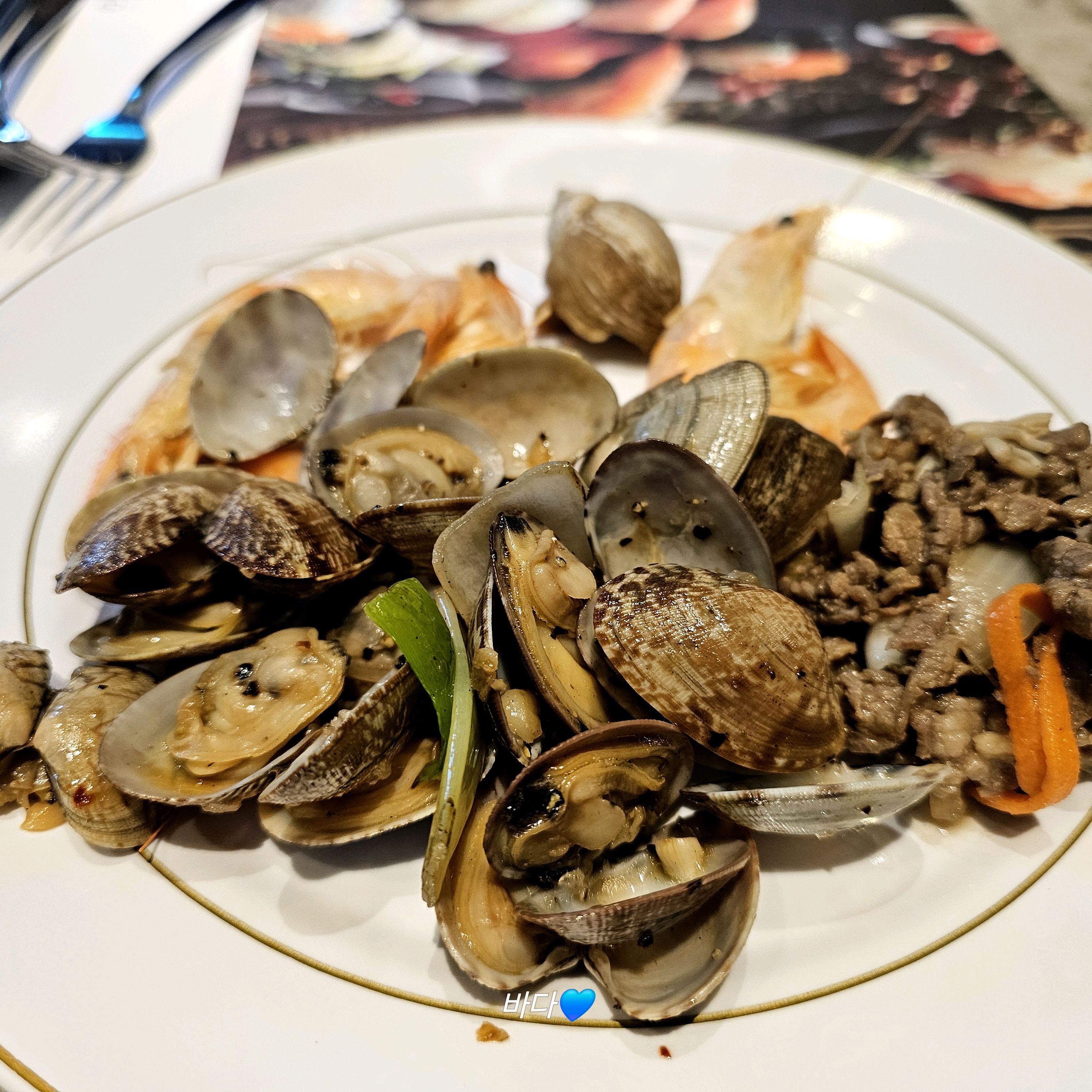 초밥 맛있고 분위기도 좋고 직원분들도 친절하시고 디저트 빵 제외하고 음식이 대부분 맛있었