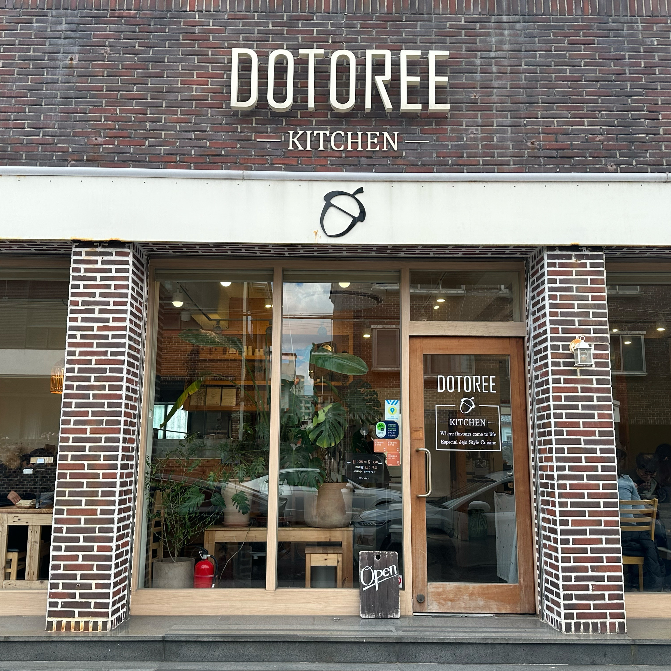 유-명하다는 도토리키친에 저도 드 디 어! 방문했어요! 제가 11:06 정도에 들어갔는데 