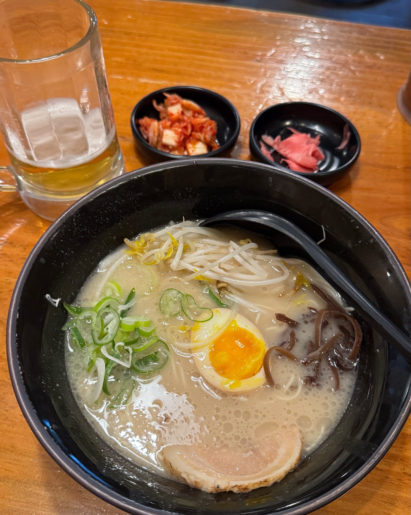 찬 바람 불던 저녁, 퇴근 길에 들러 돈코츠라멘 먹었습니다 !! 생맥 먼저 요청드려서 마시