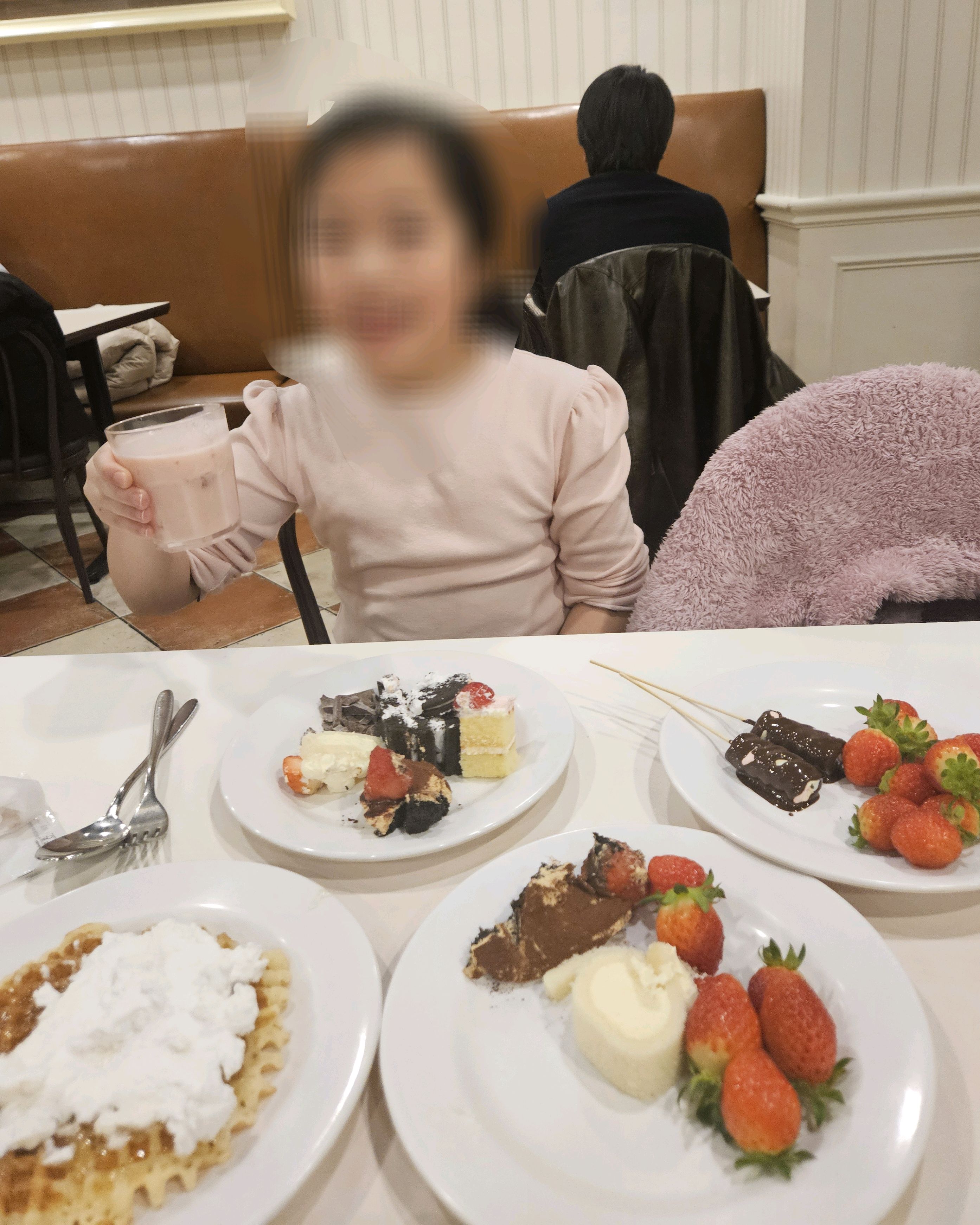 런치라서 그런지 구이고기는 오리고기가다임 아이가 딸기를초코에 찍어먹는게 가장맛있다고