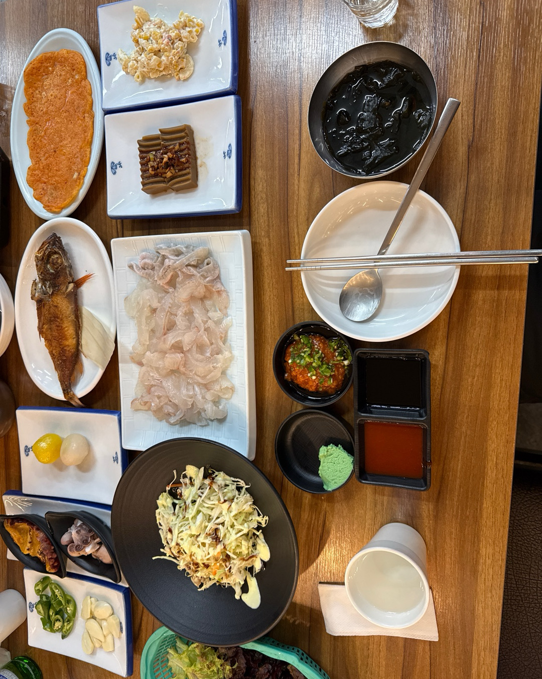 밀전이 아니라 김치전이었고 김치전에 싸먹어 봤는데 은근 잘 어울렸구요 샐러드도 사진과는 다