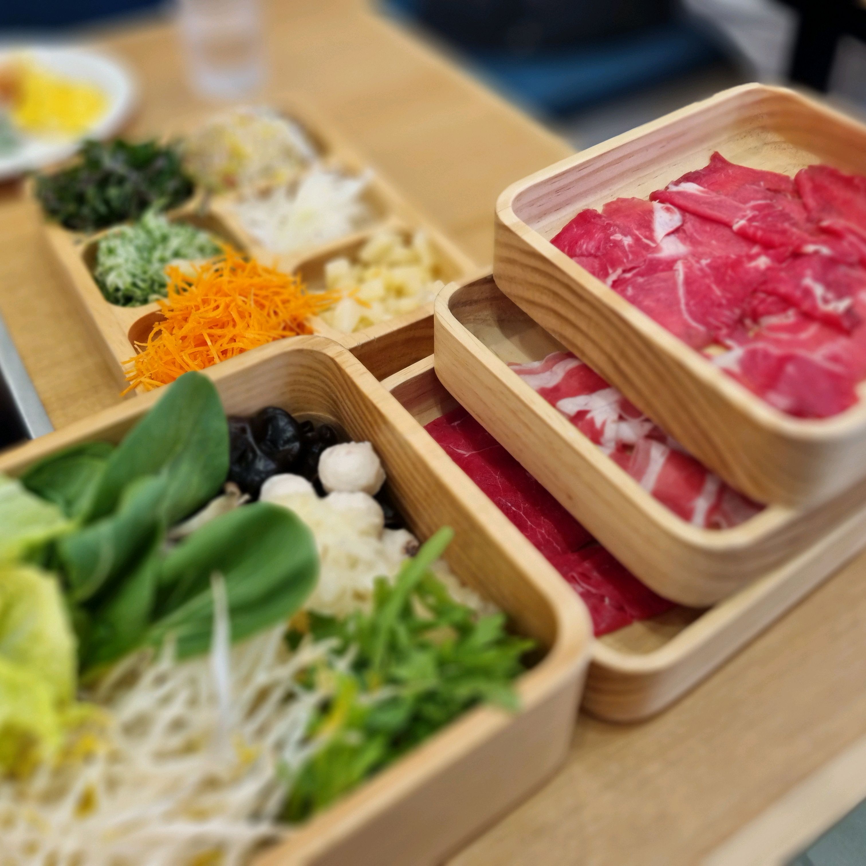 여기는 손님들 테이블 뒷정리하시는 - 마산 어시장 맛집 샤브올데이 마산합포점